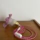 Lampe baladeuse tulipe violette en verre poli et fil torsadé rose fushia