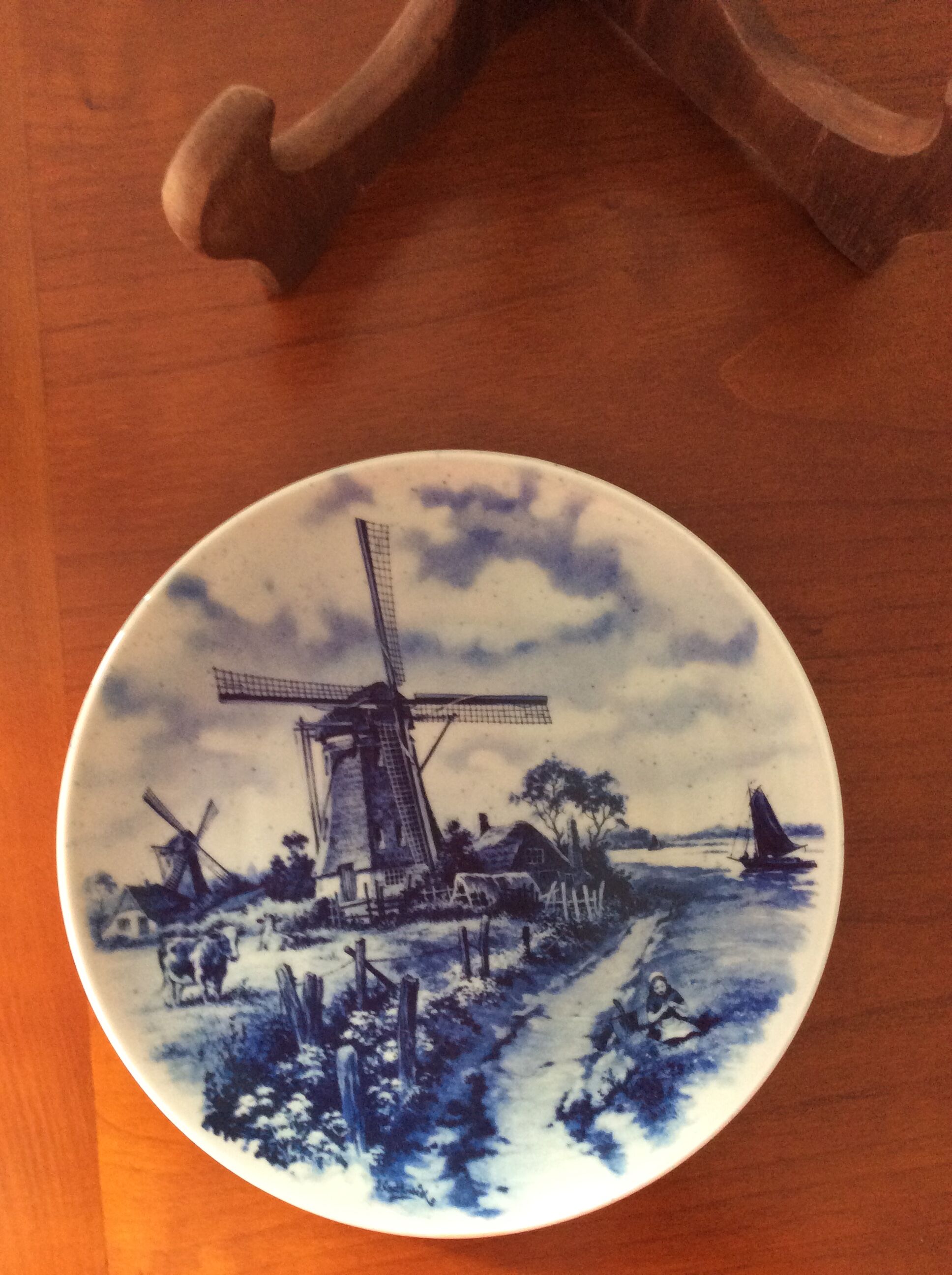 Decorative plate Delft blue decorated by hand - vintage