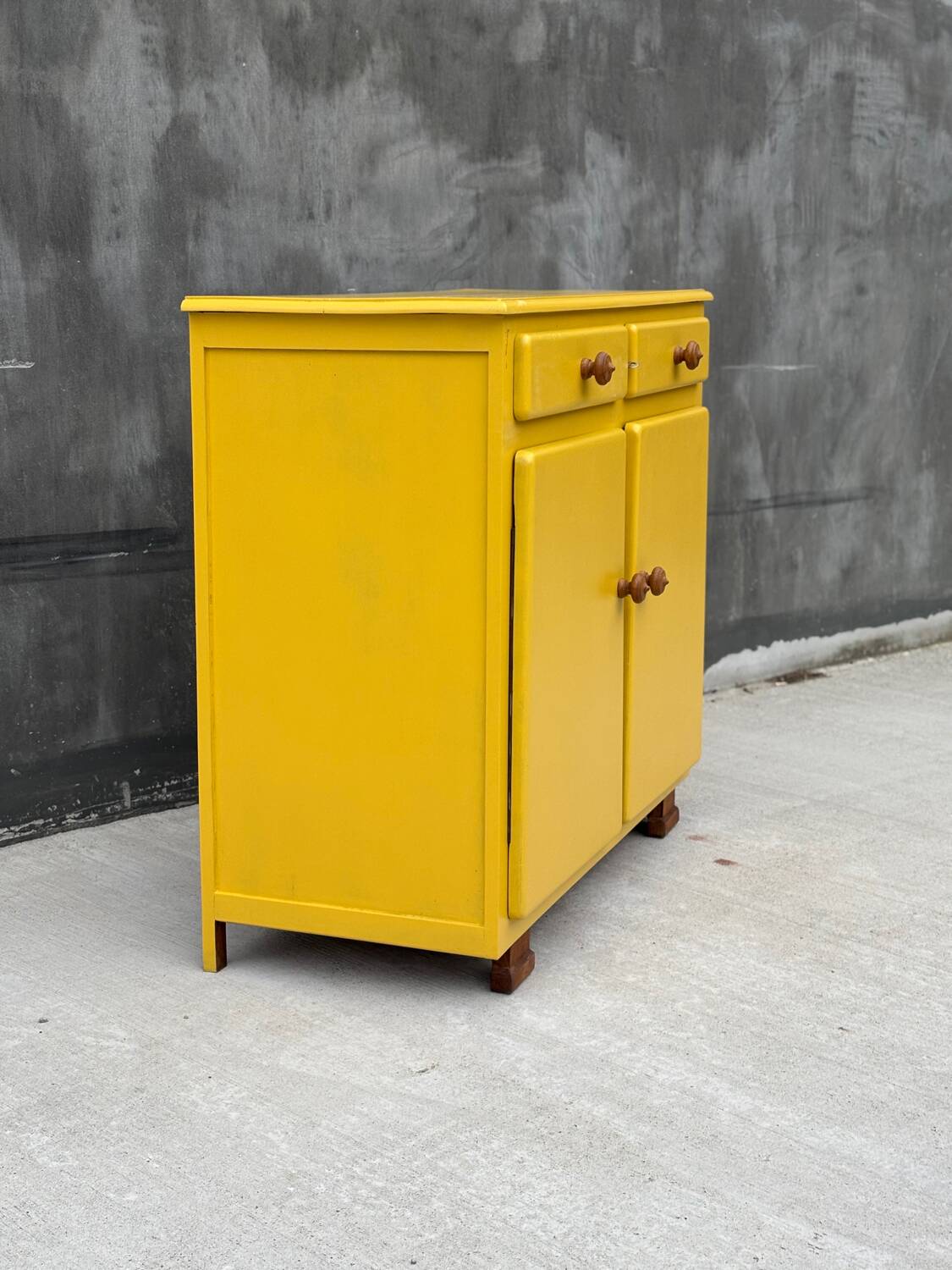 Buffet vintage jaune – pièce lumineuse et pleine de charme