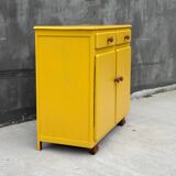 Buffet vintage jaune – pièce lumineuse et pleine de charme