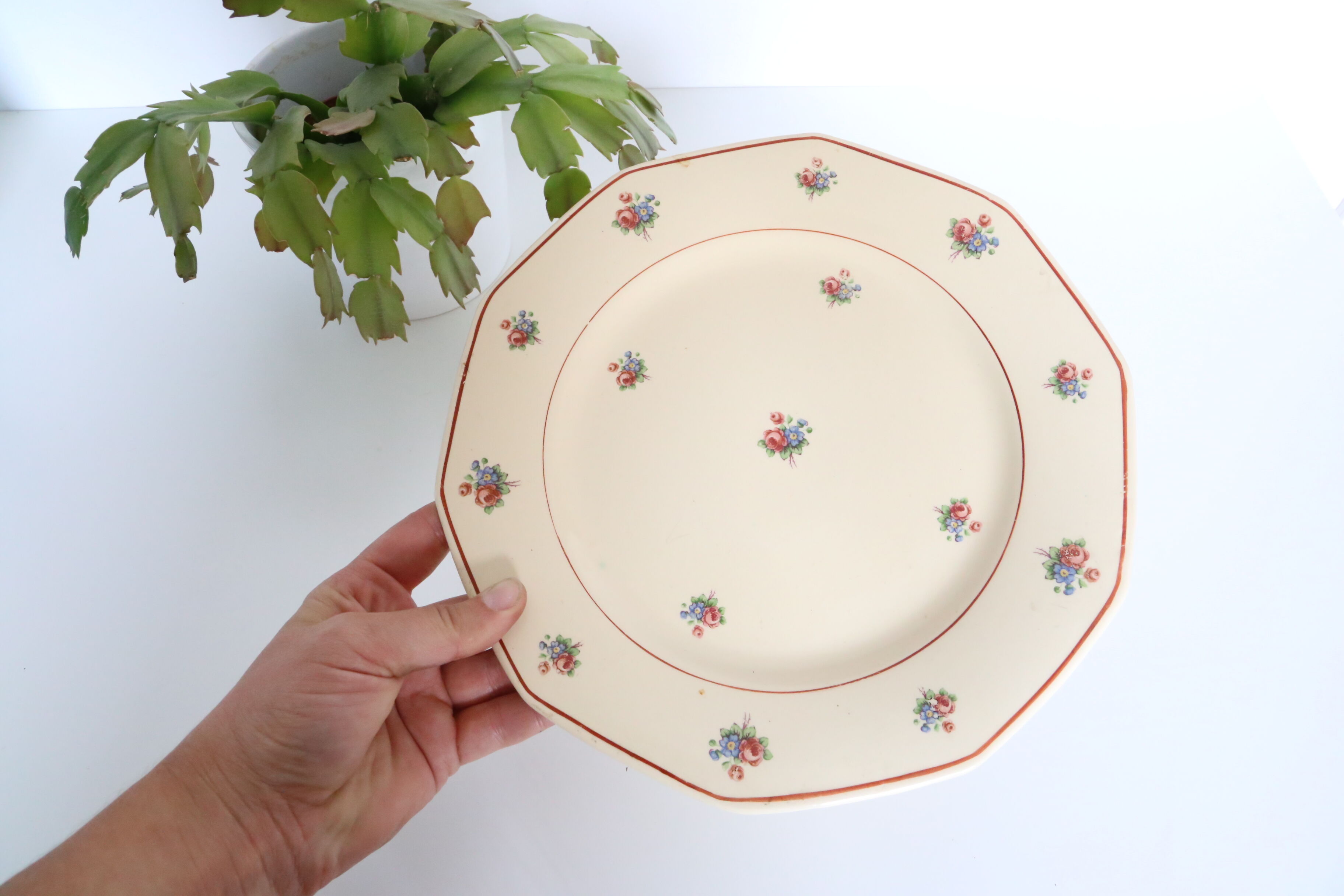 Servant dish on piedouche, Wolf Mill