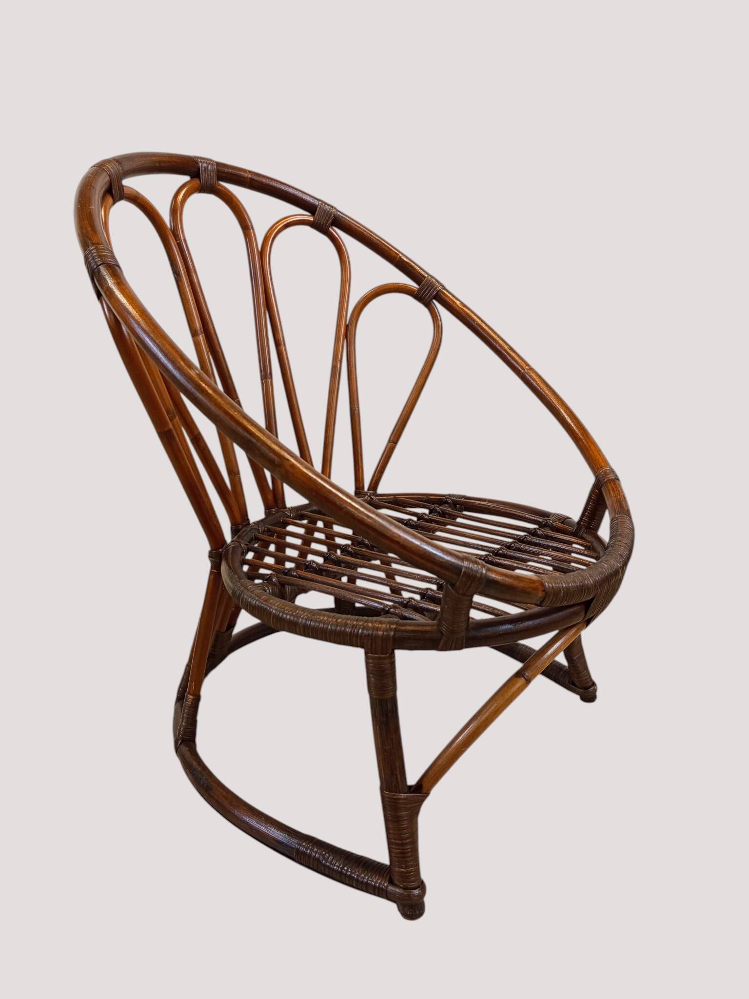Fauteuil corbeille vintage en rotin à dossier soleil – Style Riviera, année