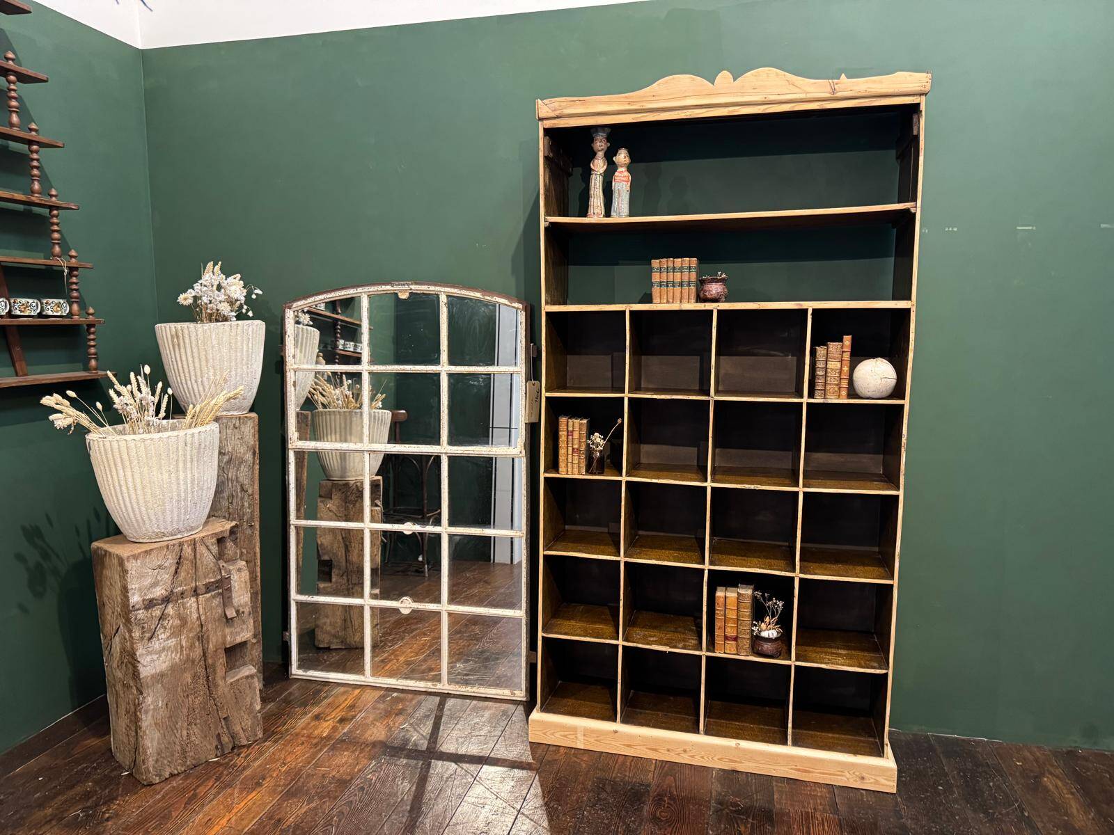 Ancien meuble de métier avec casiers
