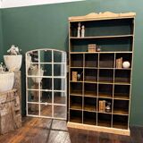 Ancien meuble de métier avec casiers