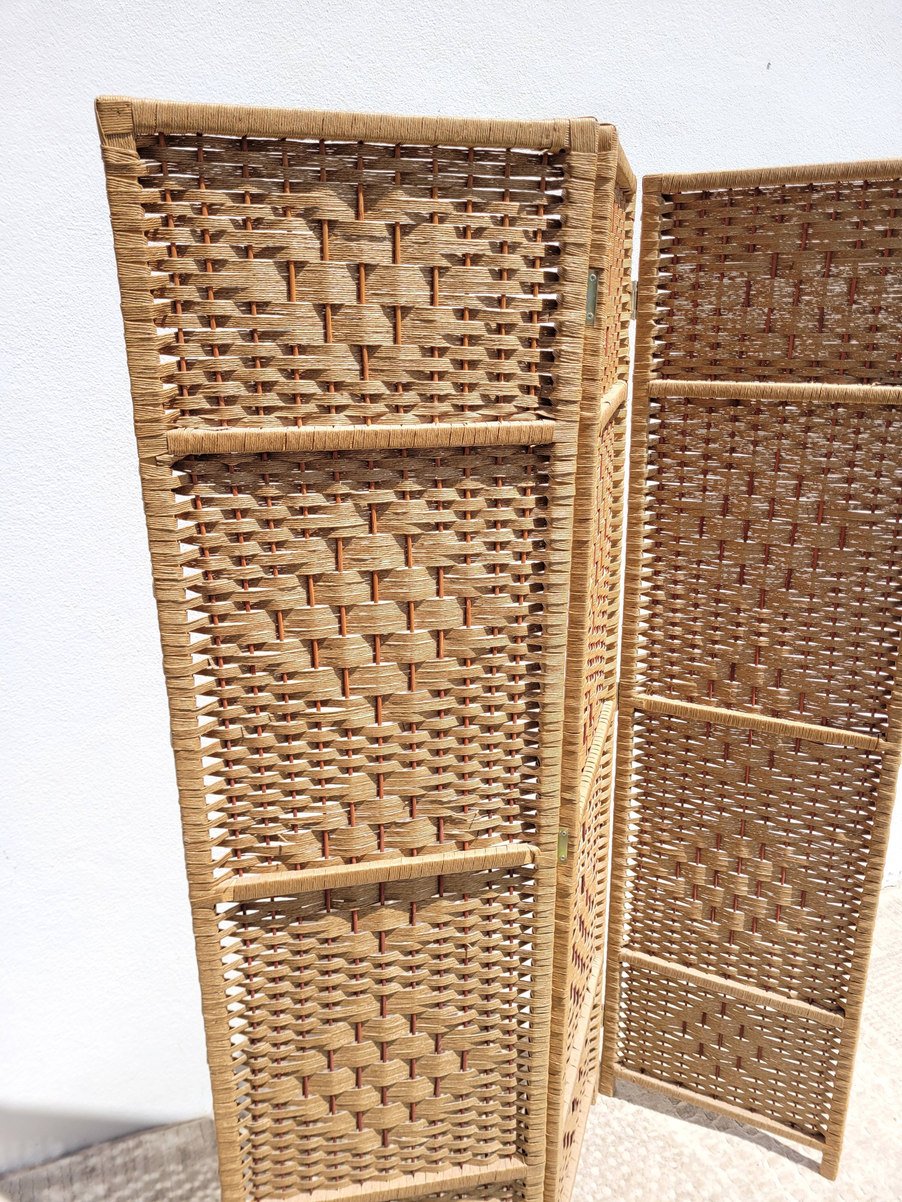 Wooden screen and 3-leaf ropes