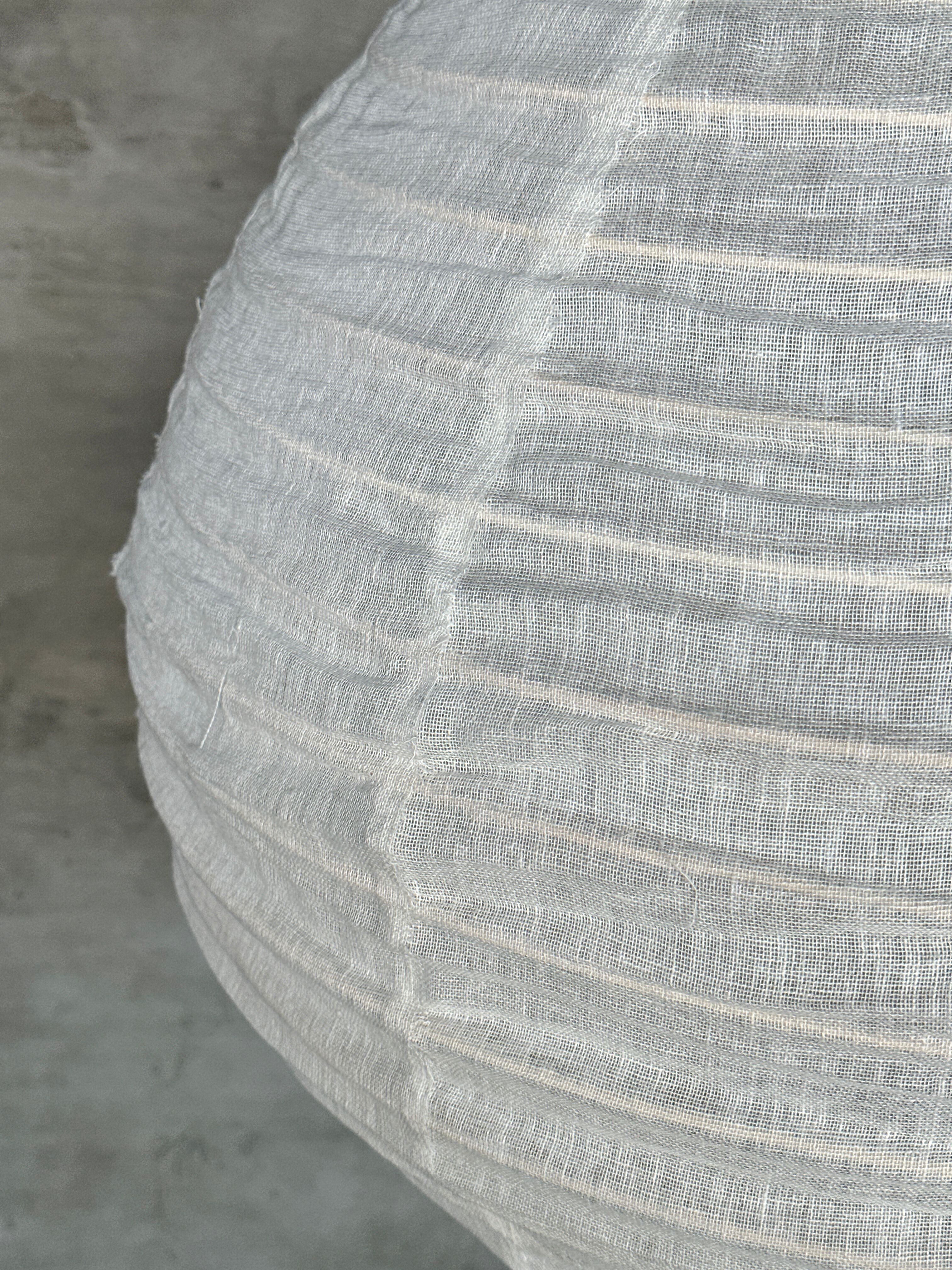 Average suspension in rattan and natural linen with a Japanese droplet shape H