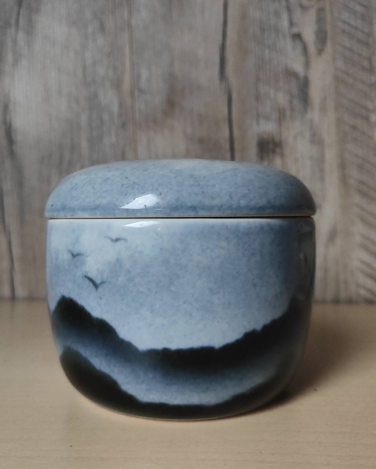 Blue covered pot with virebent