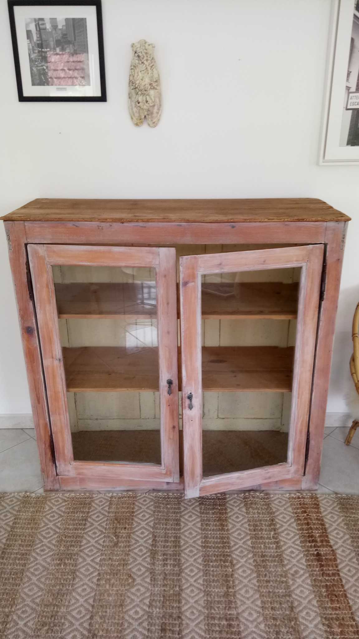 Old showcase / dresser