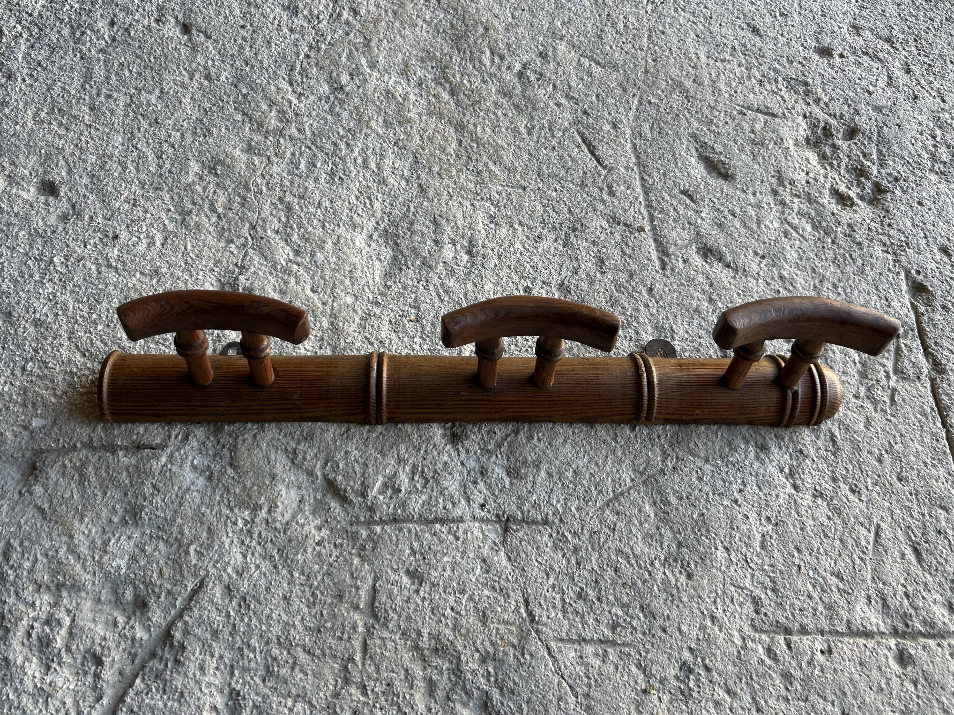 Portemanteau en pin ancien