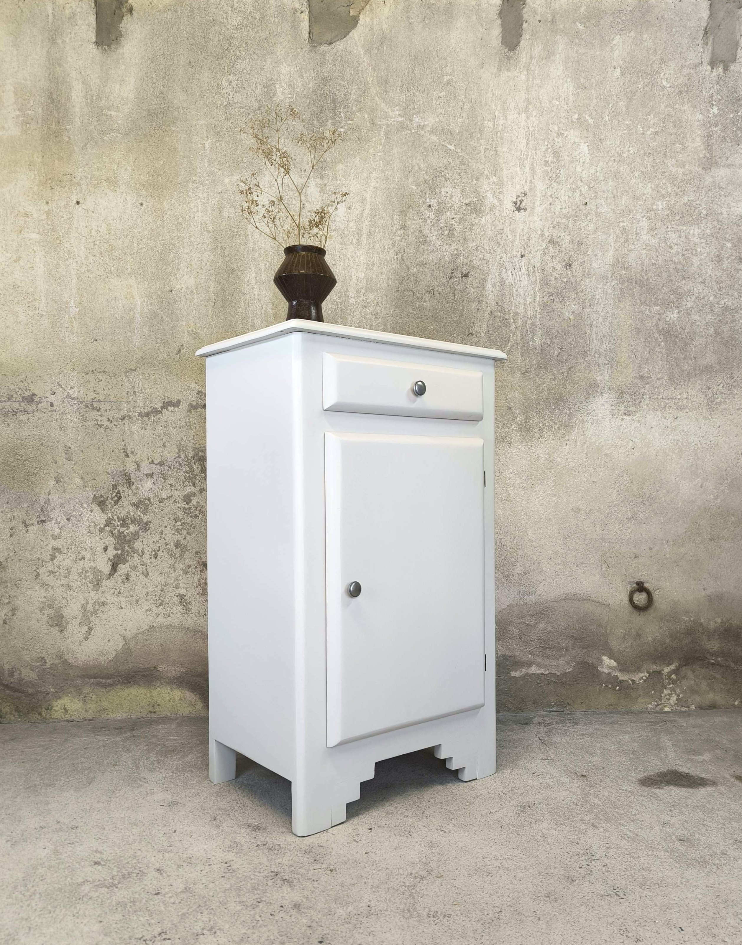 Vintage buffet/confiturier in white/greige painted wood.