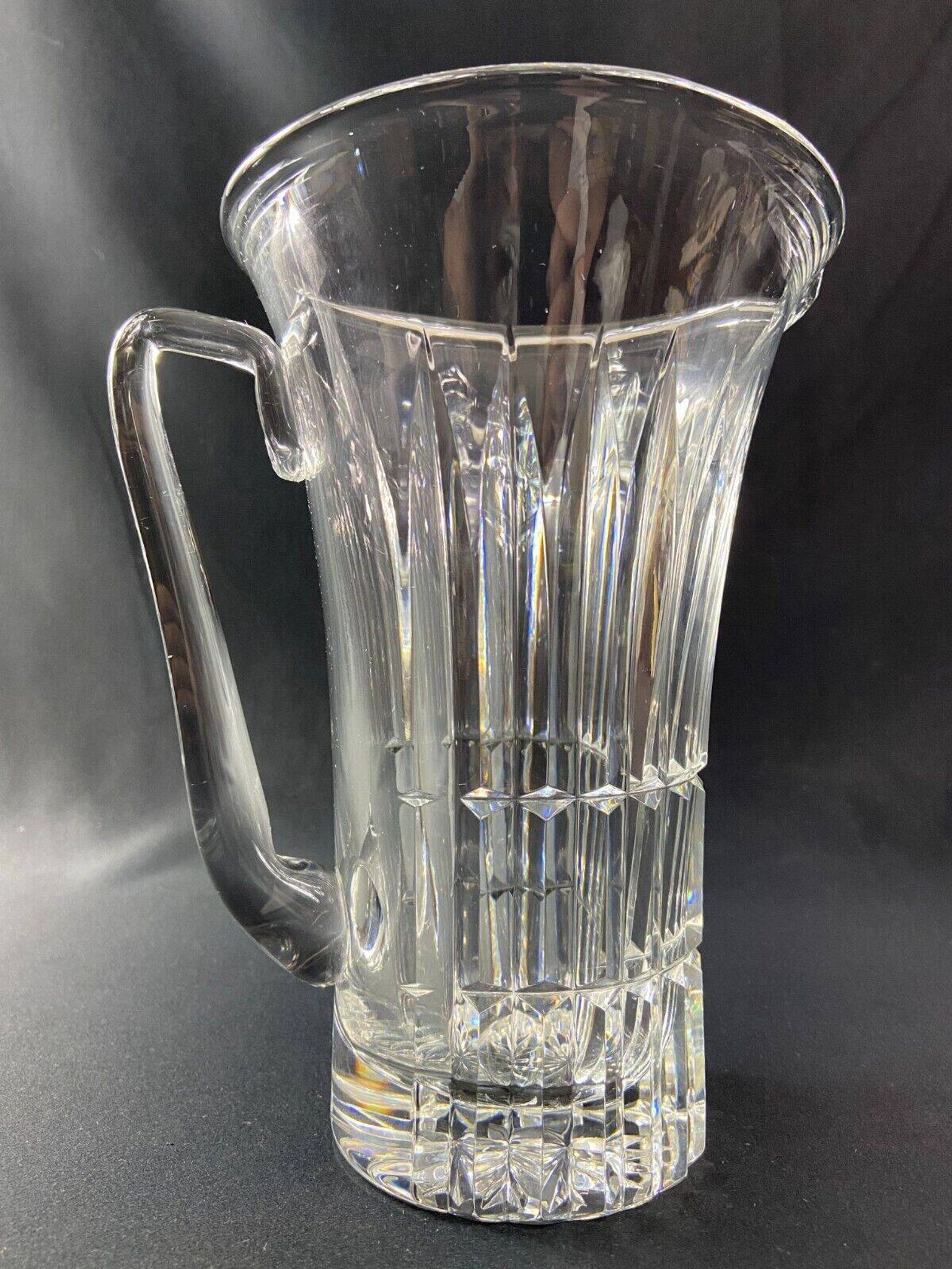 Grand pichet en cristal taillé