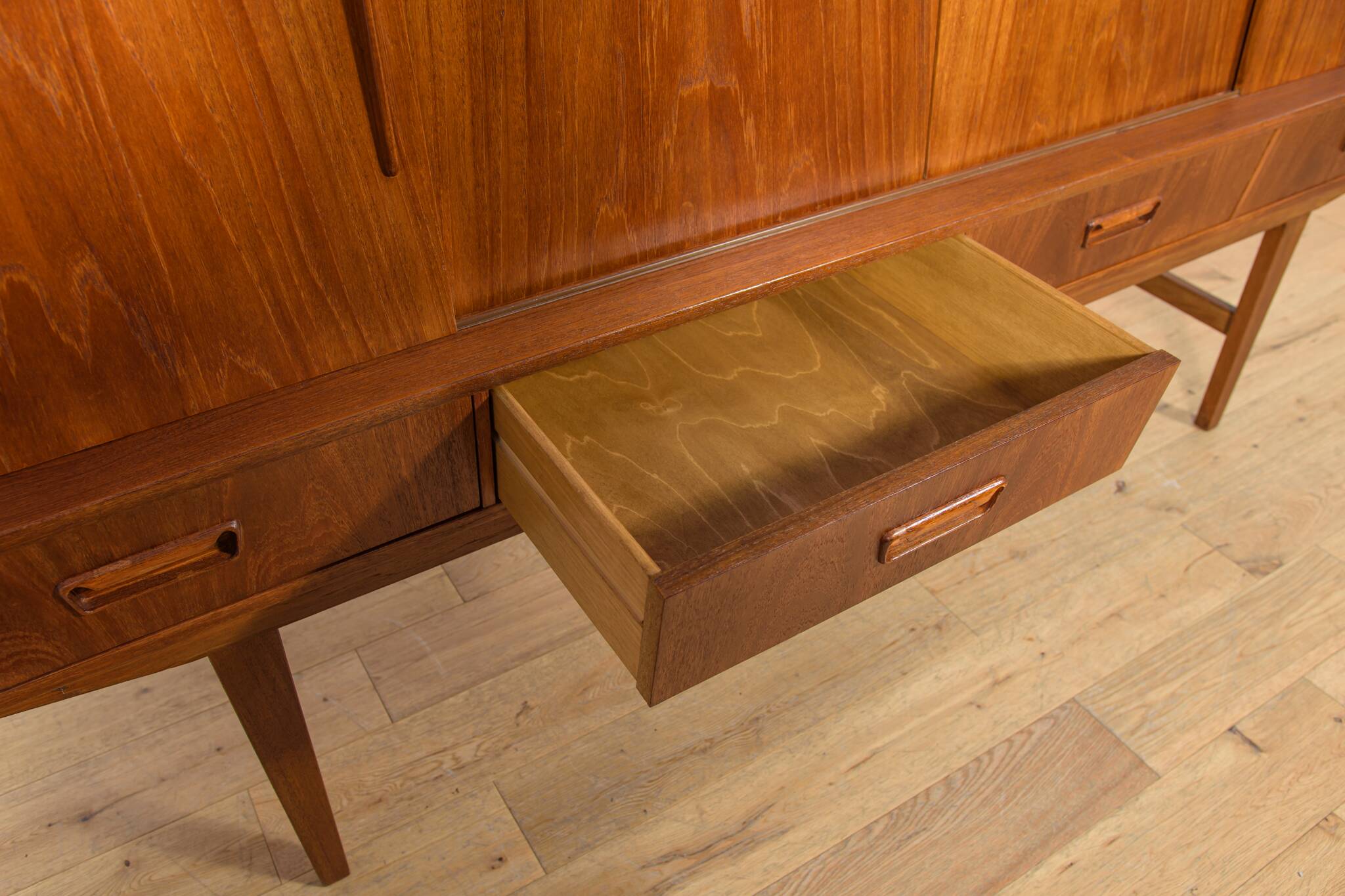 Buffet haut en teck de style moderne du milieu du siècle, fabriqué par Farso Mobelfabrik, Danemark.