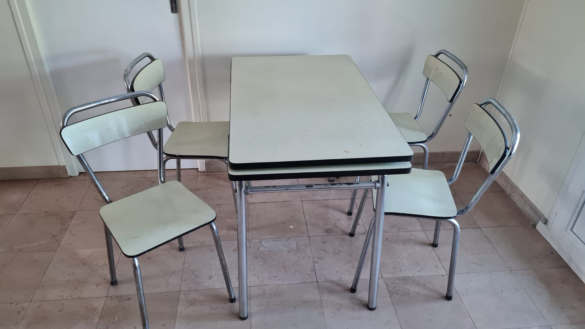 Formica extendable table & chairs