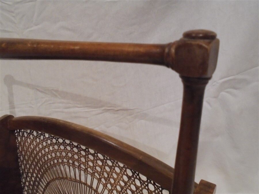 Porte-revues en bois et cannage
