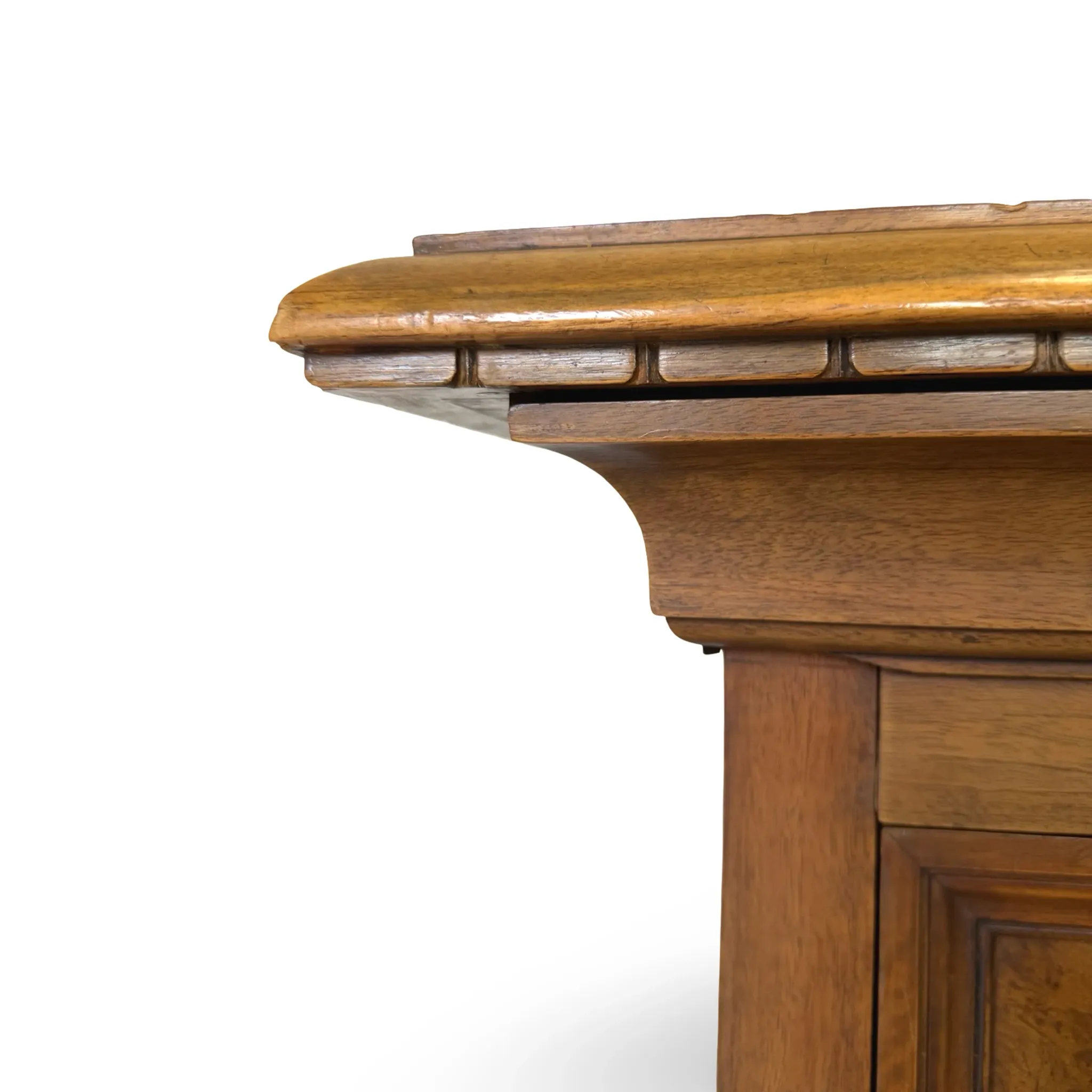 Elegant antique Italian chest of drawers, dating from the 20th century