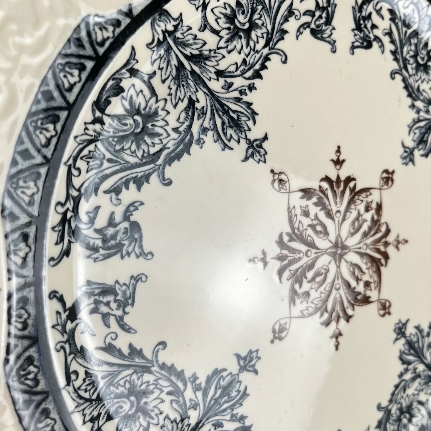 Square plate / Longchamp dish model "Diane", polychrome earthenware, late 19th century.