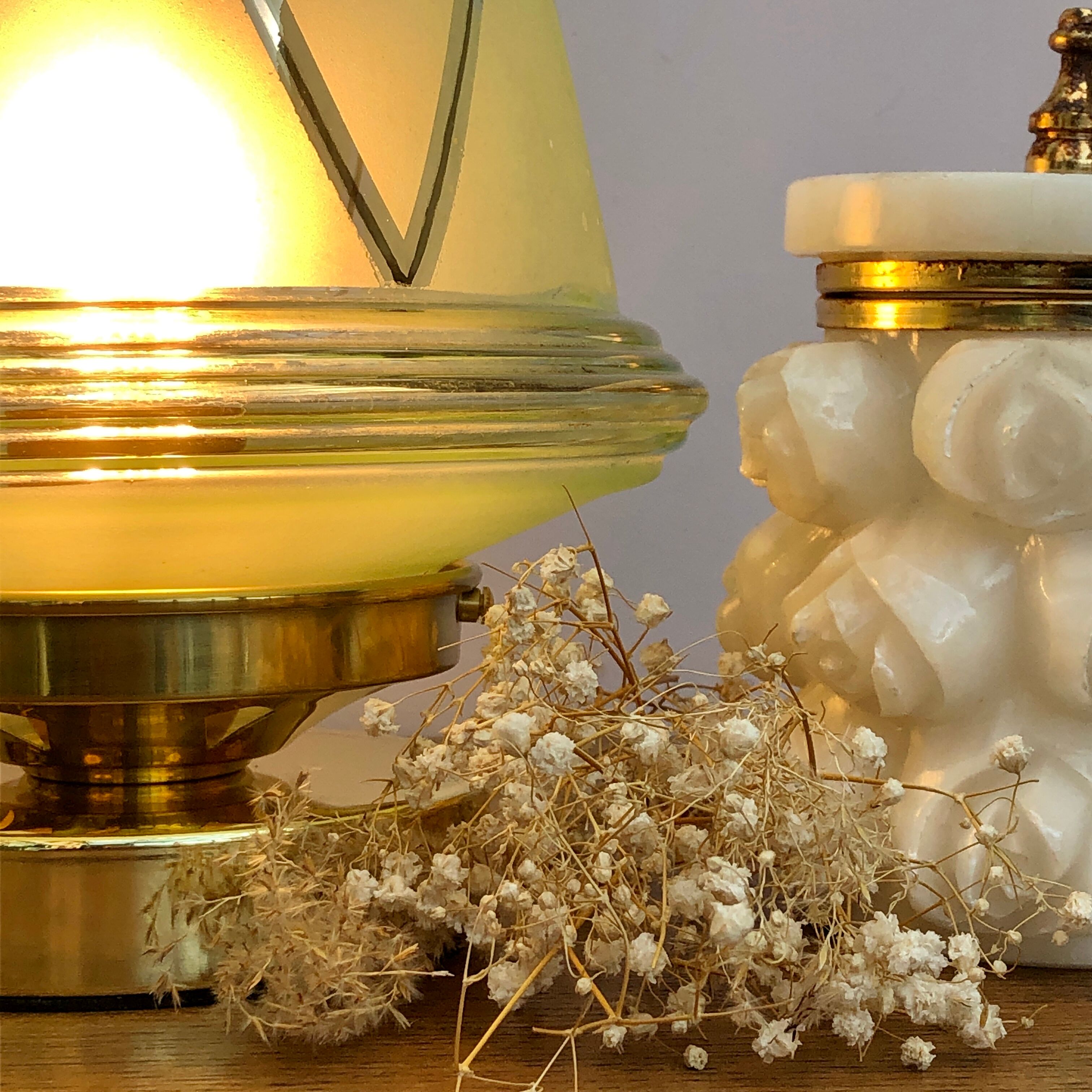 Glass globe-laying lamp