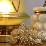 Glass globe-laying lamp