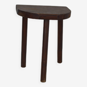 Half-moon tripod stool