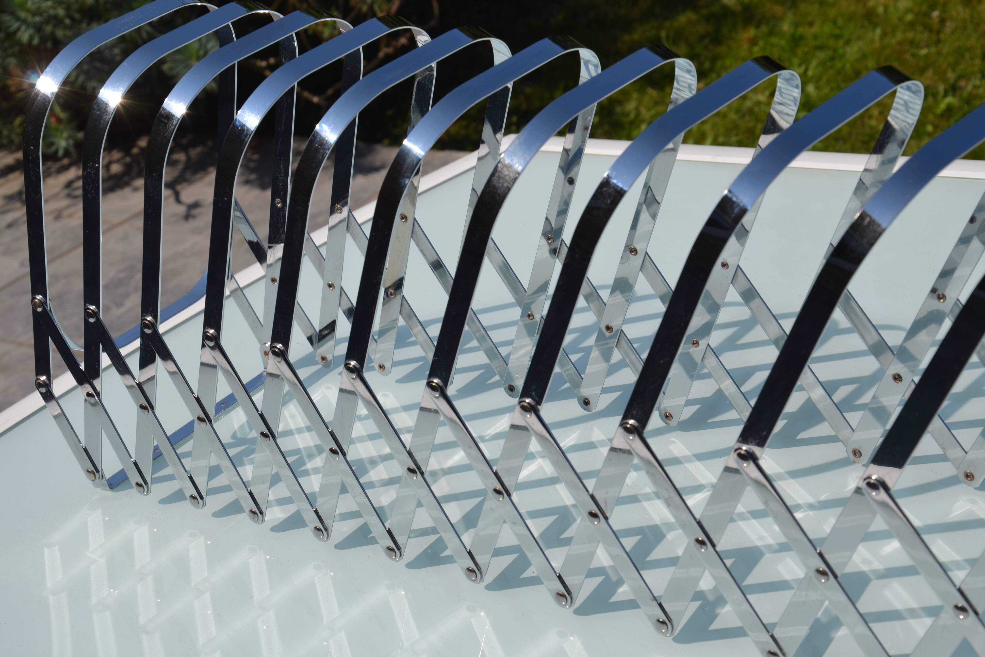 Expandable metal magazine rack