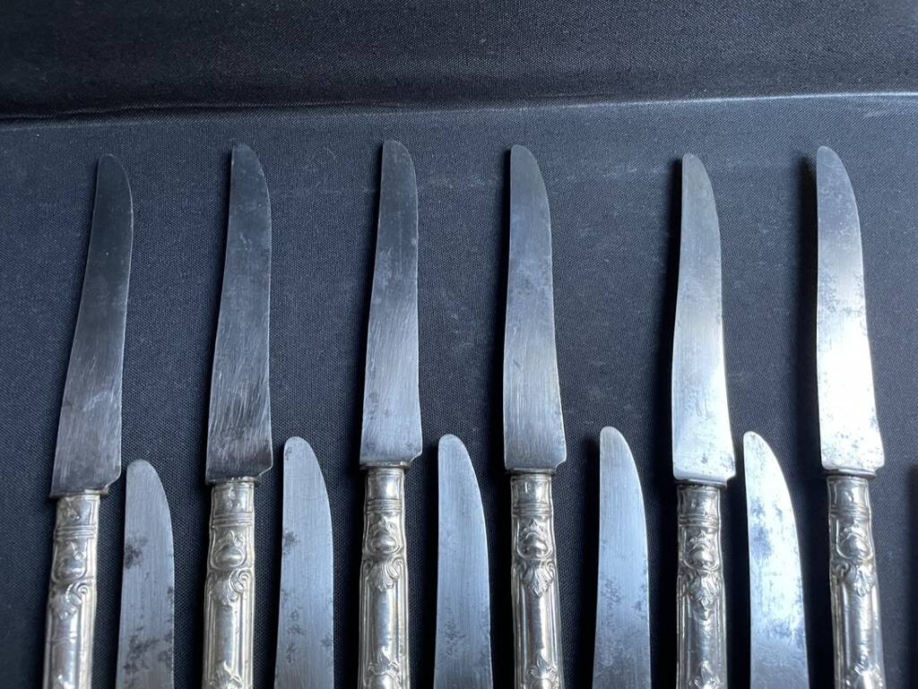 12 dessert knives (fruit) – Silver handle – Rocaille style