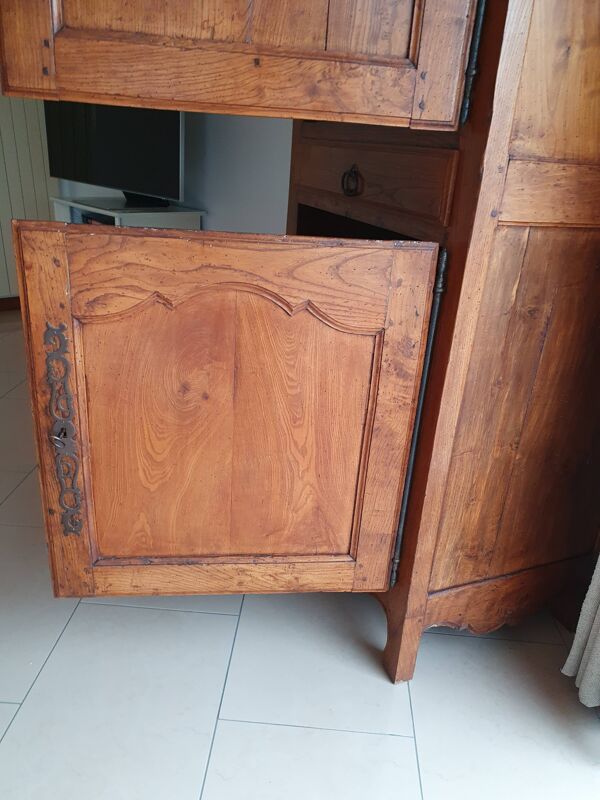 Homme debout, armoire en chêne massif