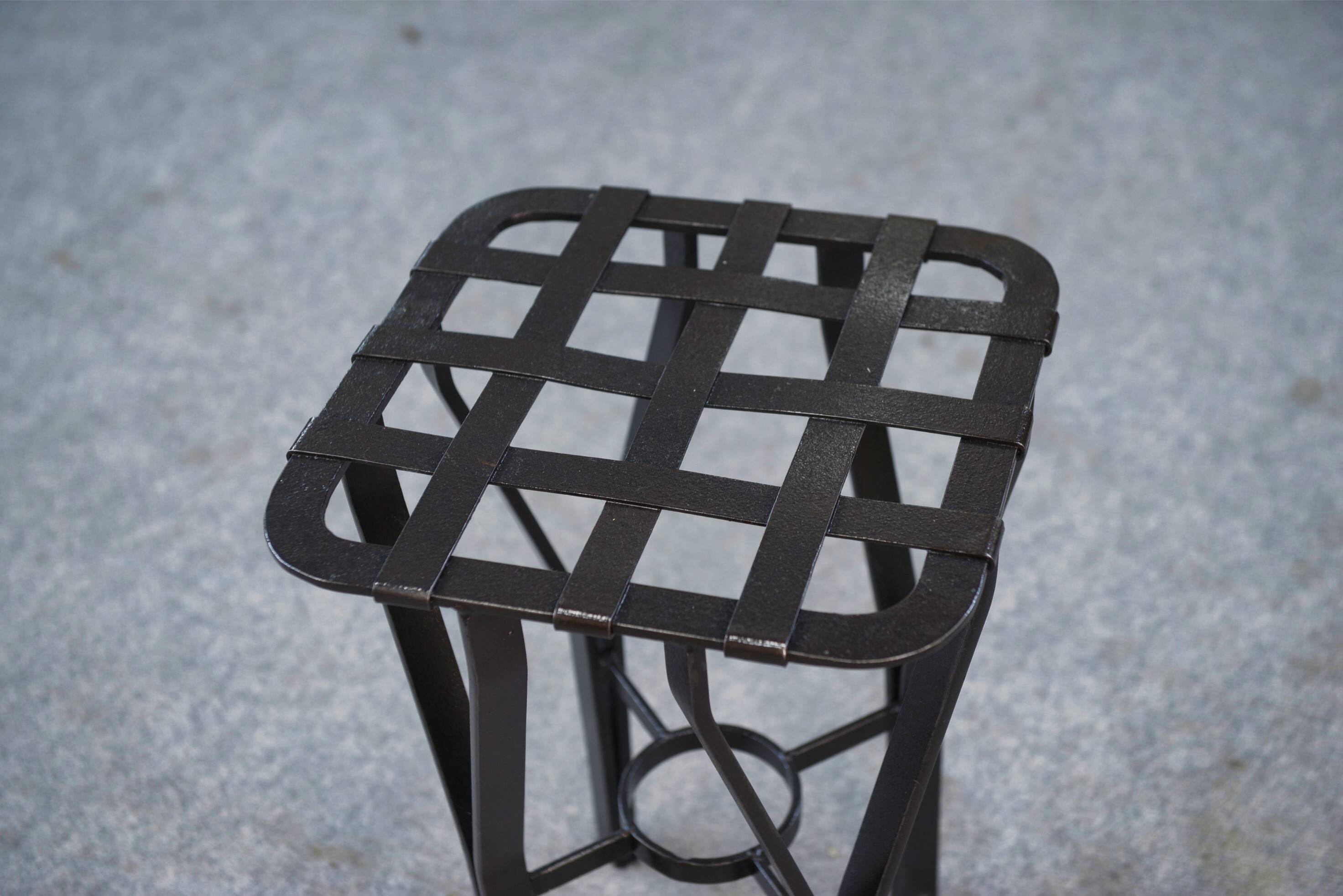 Tabouret fer forgé et métal tressé France 1950's