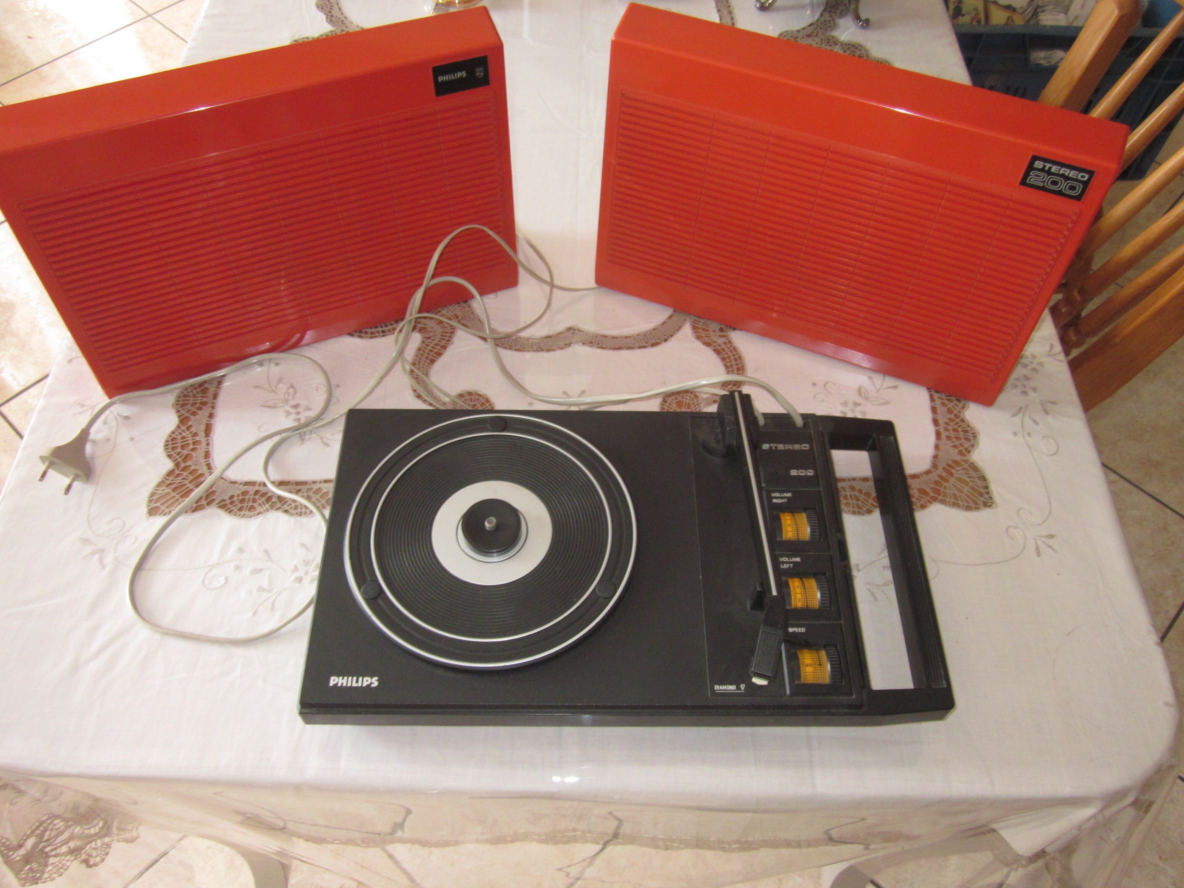 Turns vinyl philips 33 and 45 rpm record