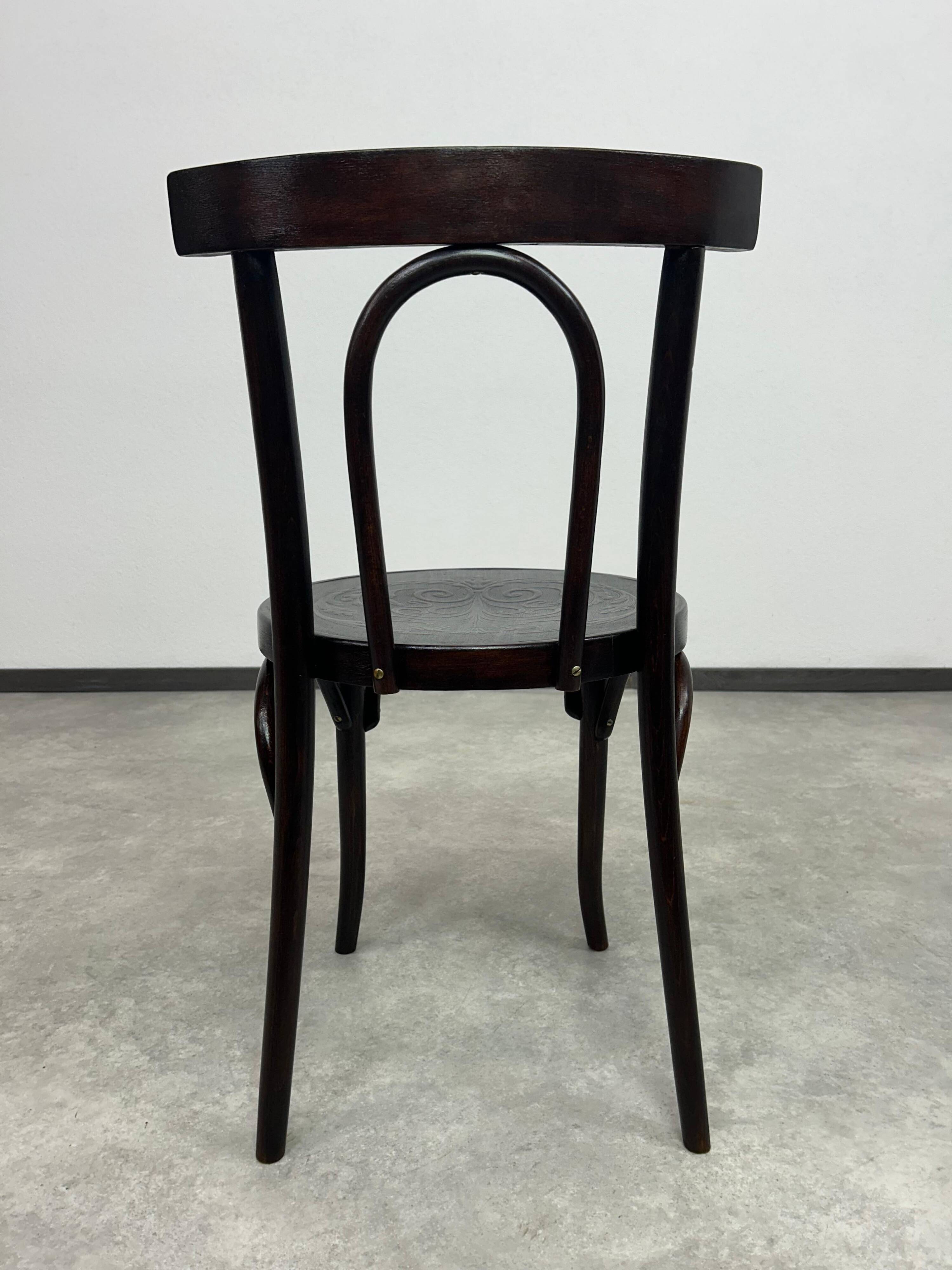 Curved dining chair