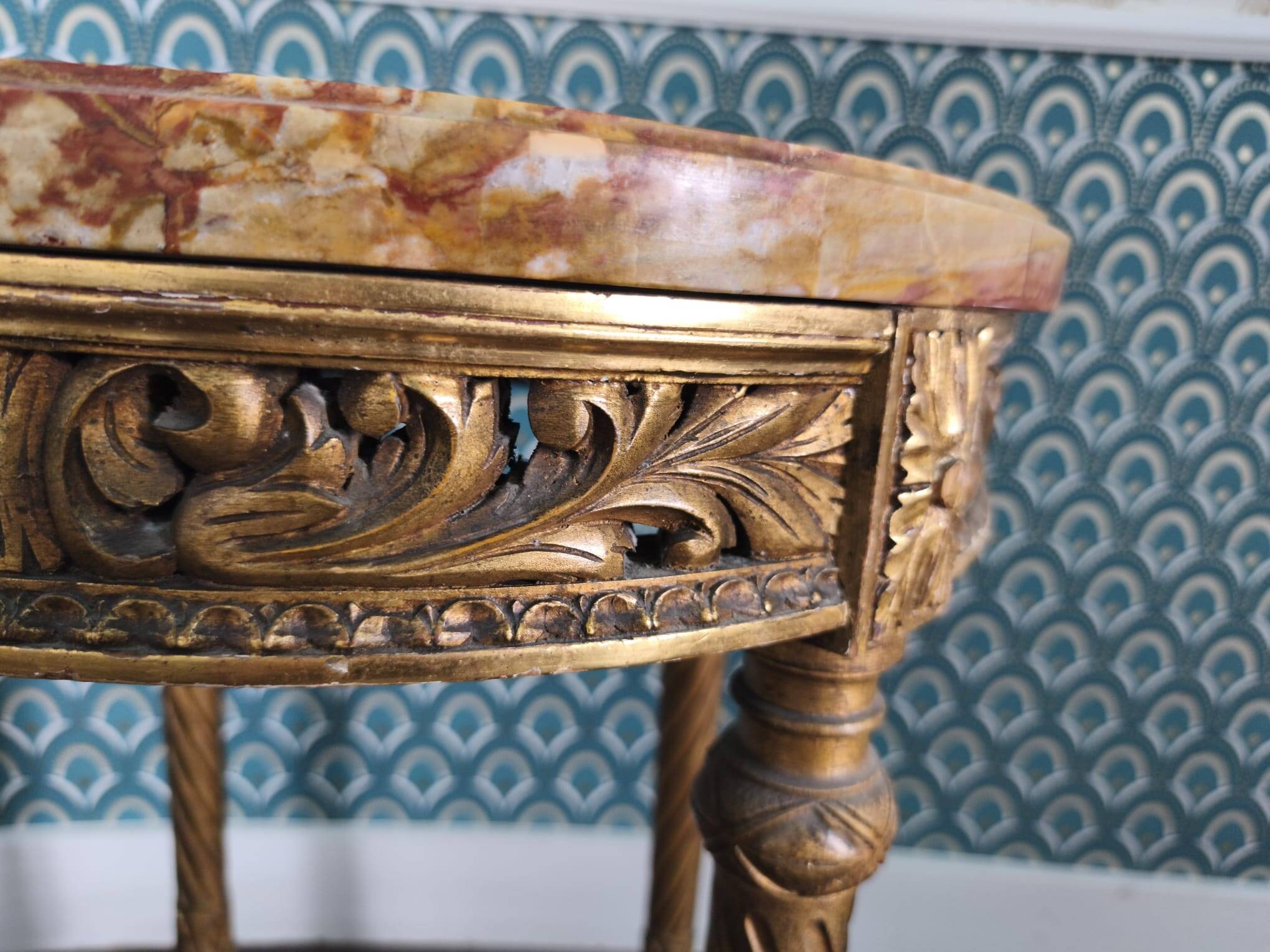 Antique Louis XVI style gueridon with veined marble, painted and patinated gilded wood.