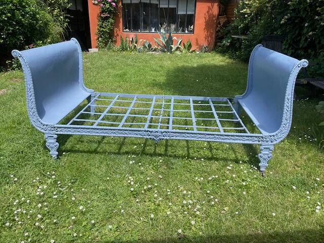 Napoleon III cast iron daybed on wheels