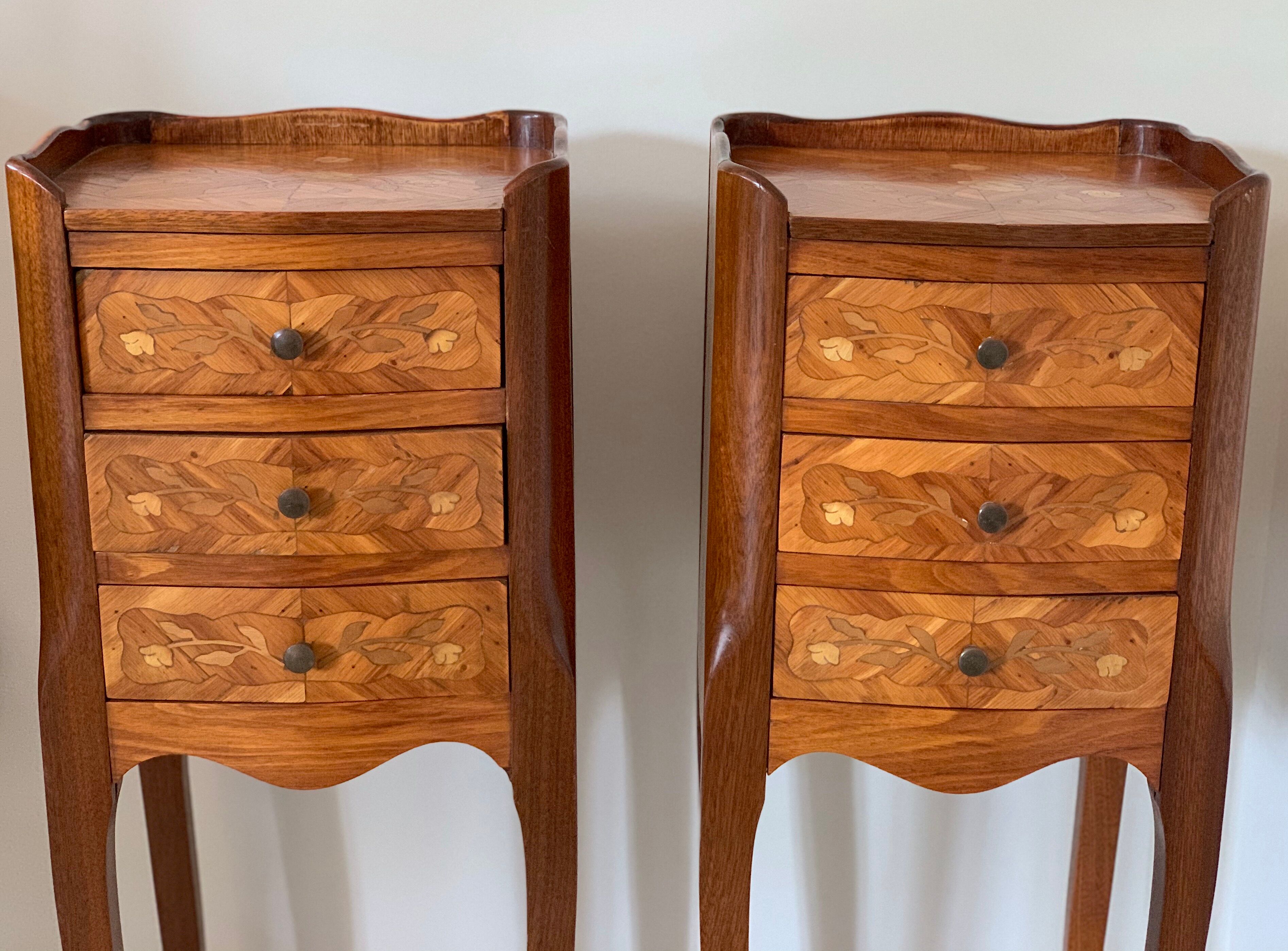 Pair of small tales of bedside wood marquetairie