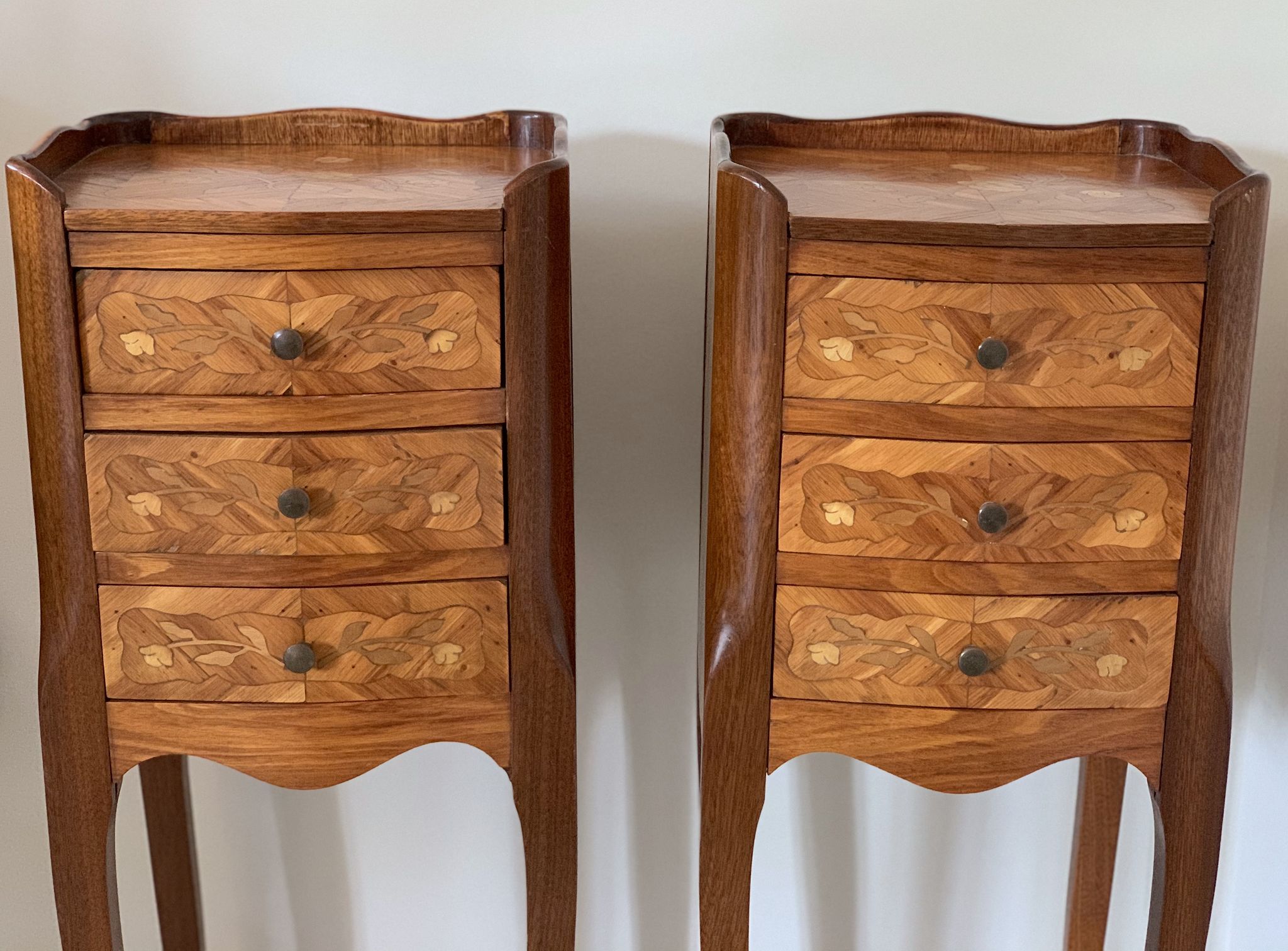 Pair of small tales of bedside wood marquetairie