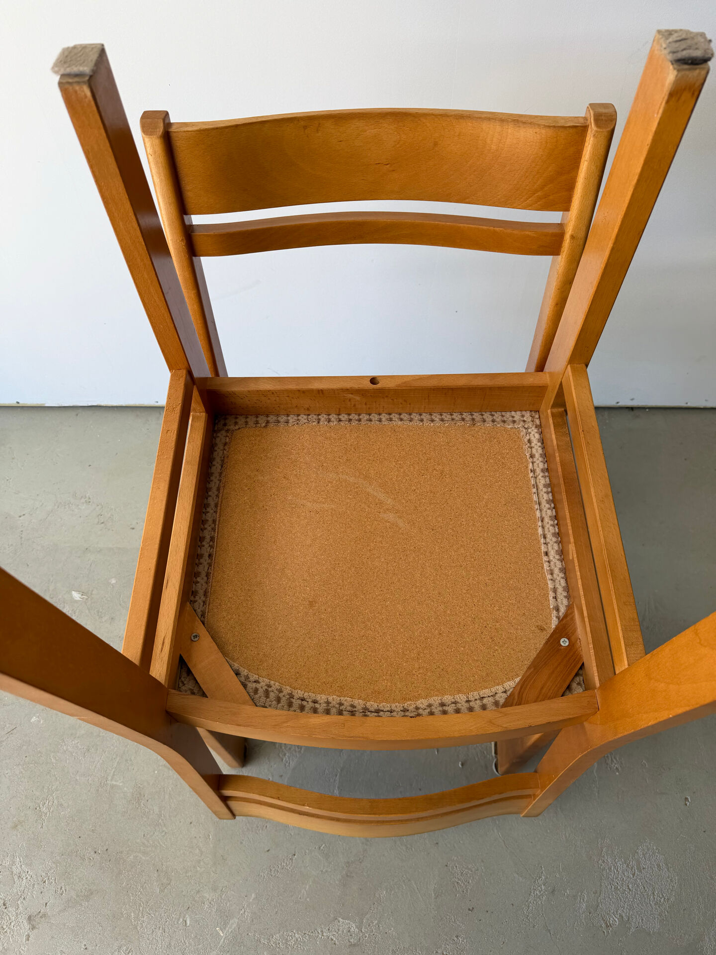 Série de 5 chaises design en orme massif vintage des années 80