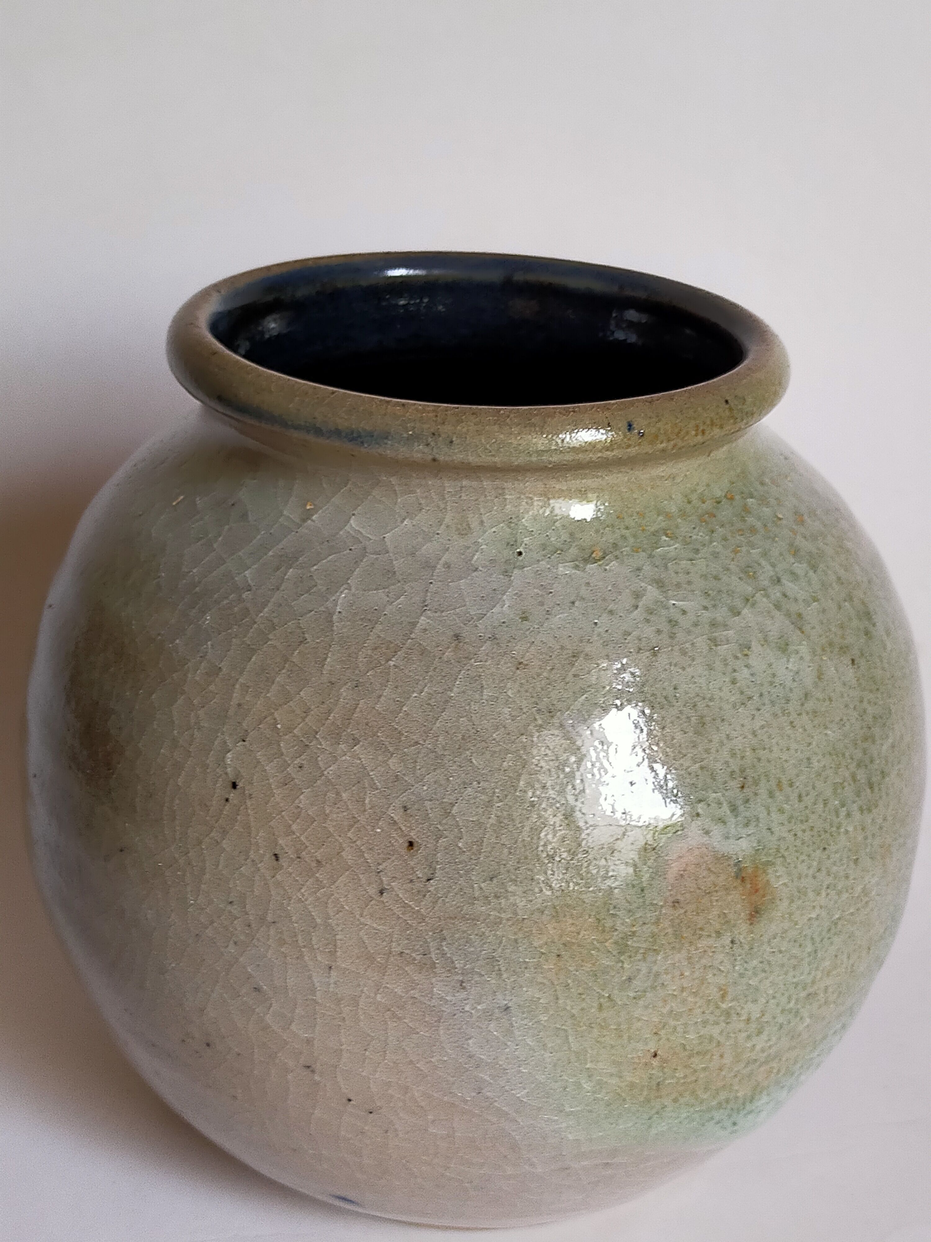 Ball vase in enamel sandstone cracked inside Indigo
