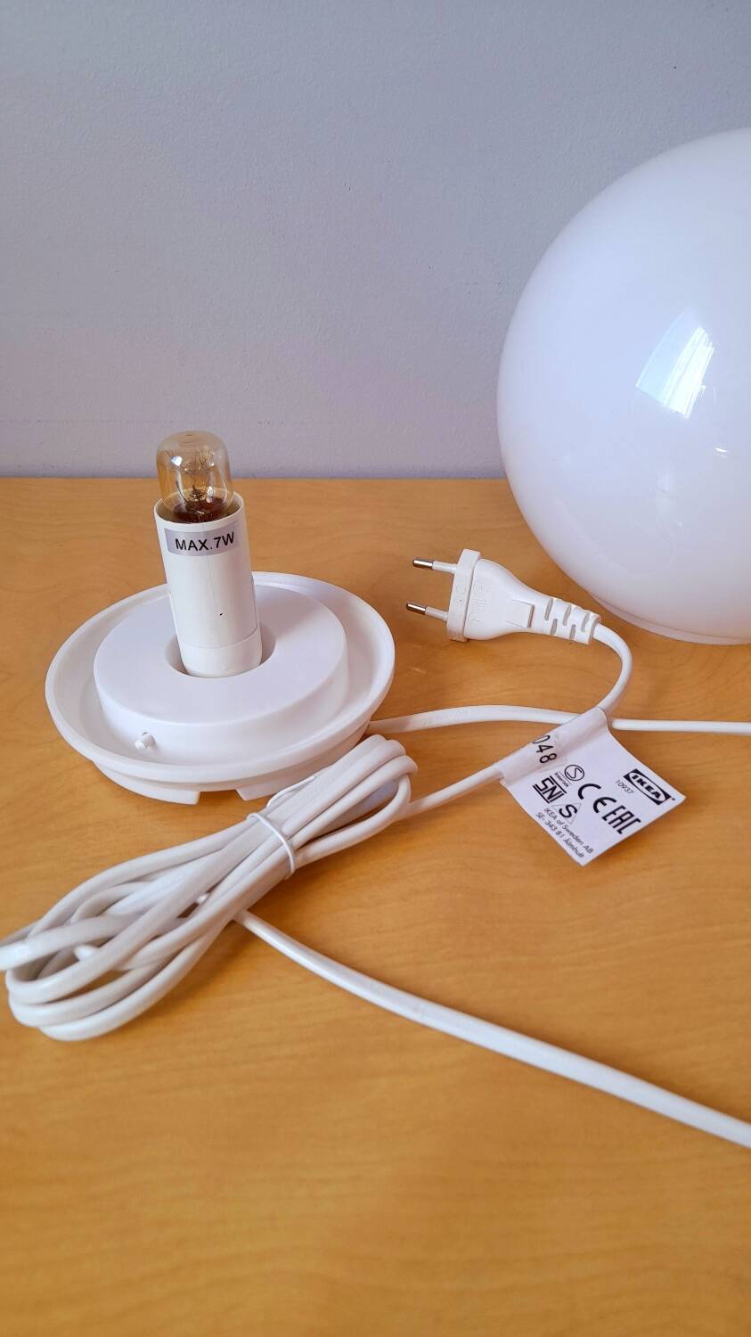 Lampe globe en opaline, Ikea.