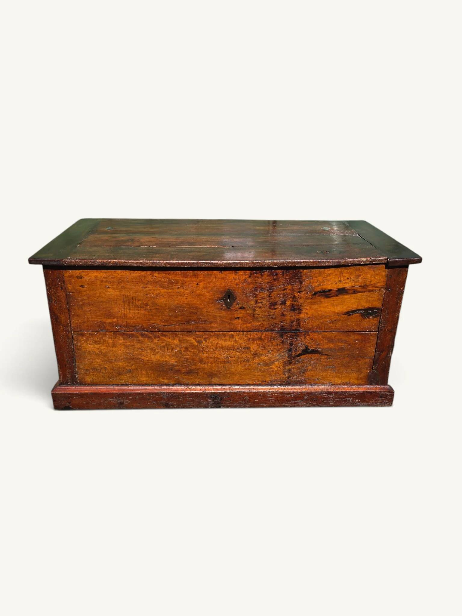 Grand coffre ancien rustique bois massif XIXe siècle