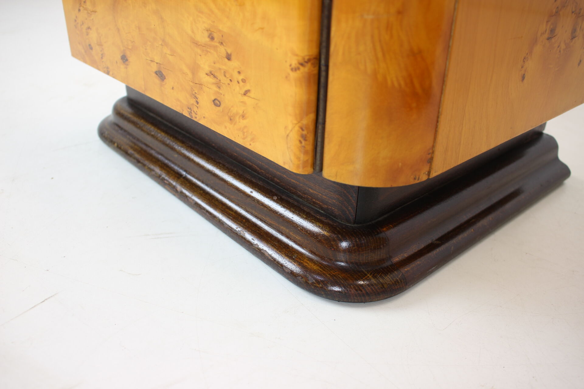 Ensemble de deux tables de chevet conçues par Jindřich Halabala pour UP závody, années 1950.