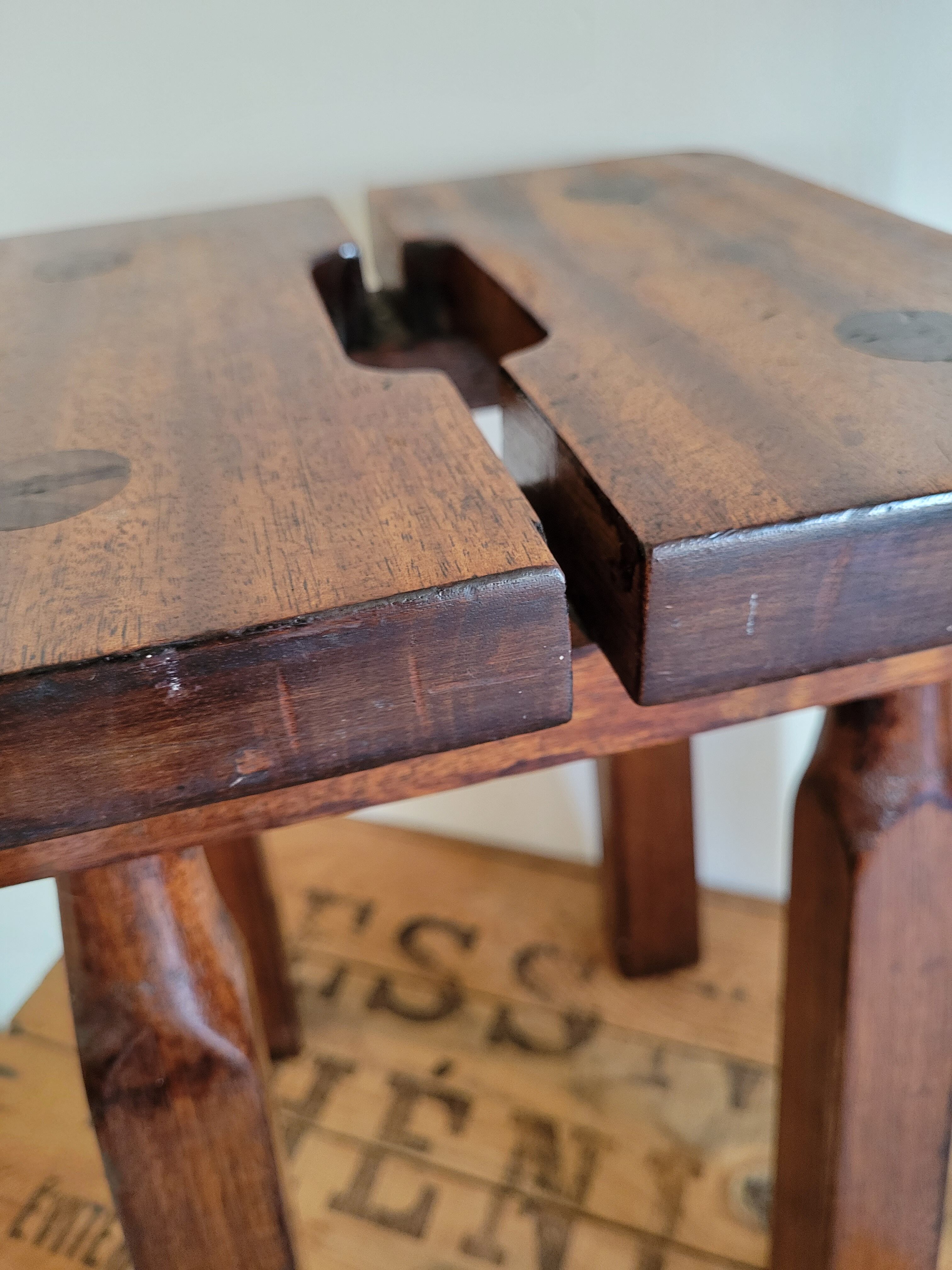 Tabouret brutaliste en bois