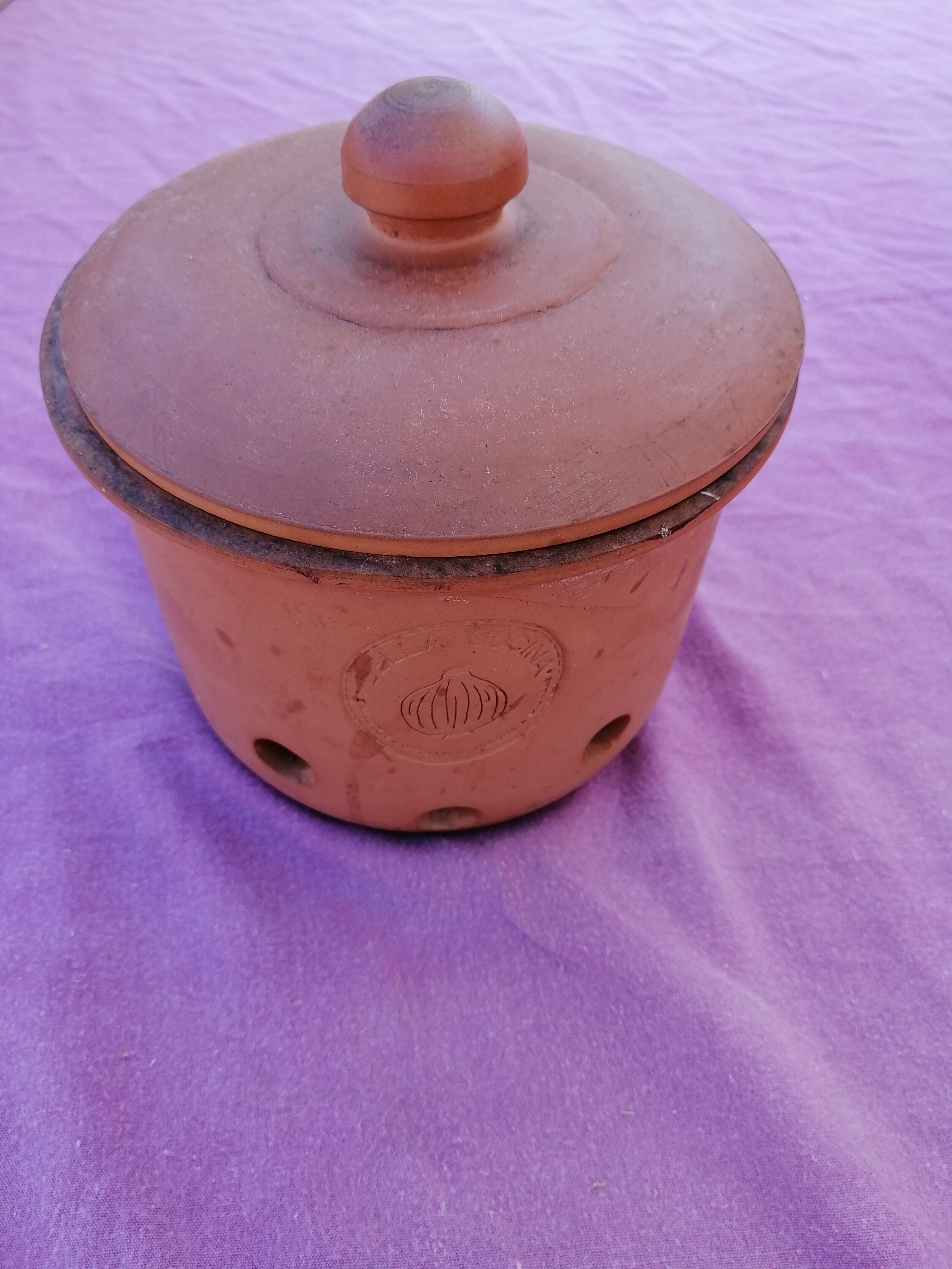 Terracotta storage pot for onion