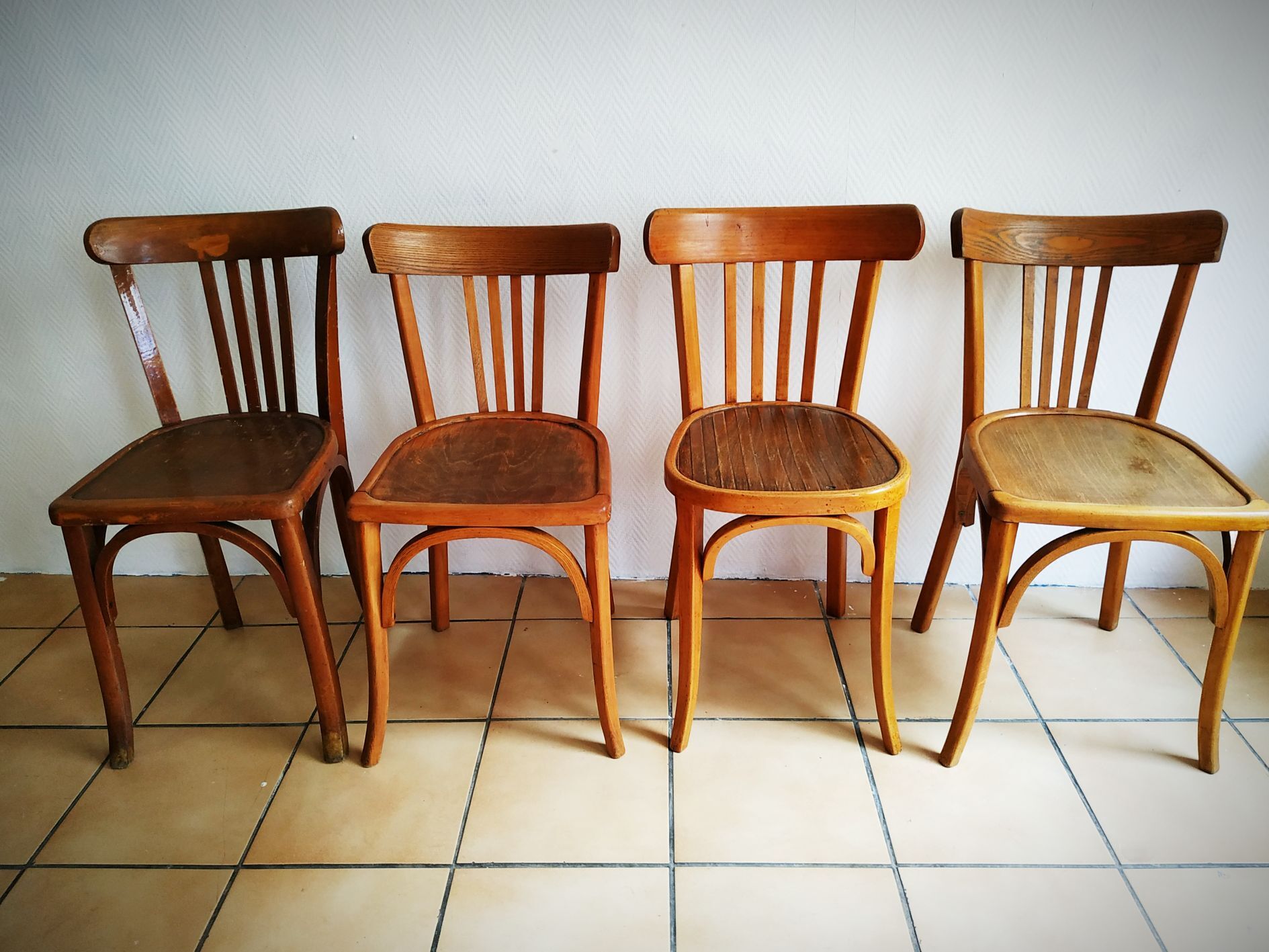 Série de quatre chaises bistrot