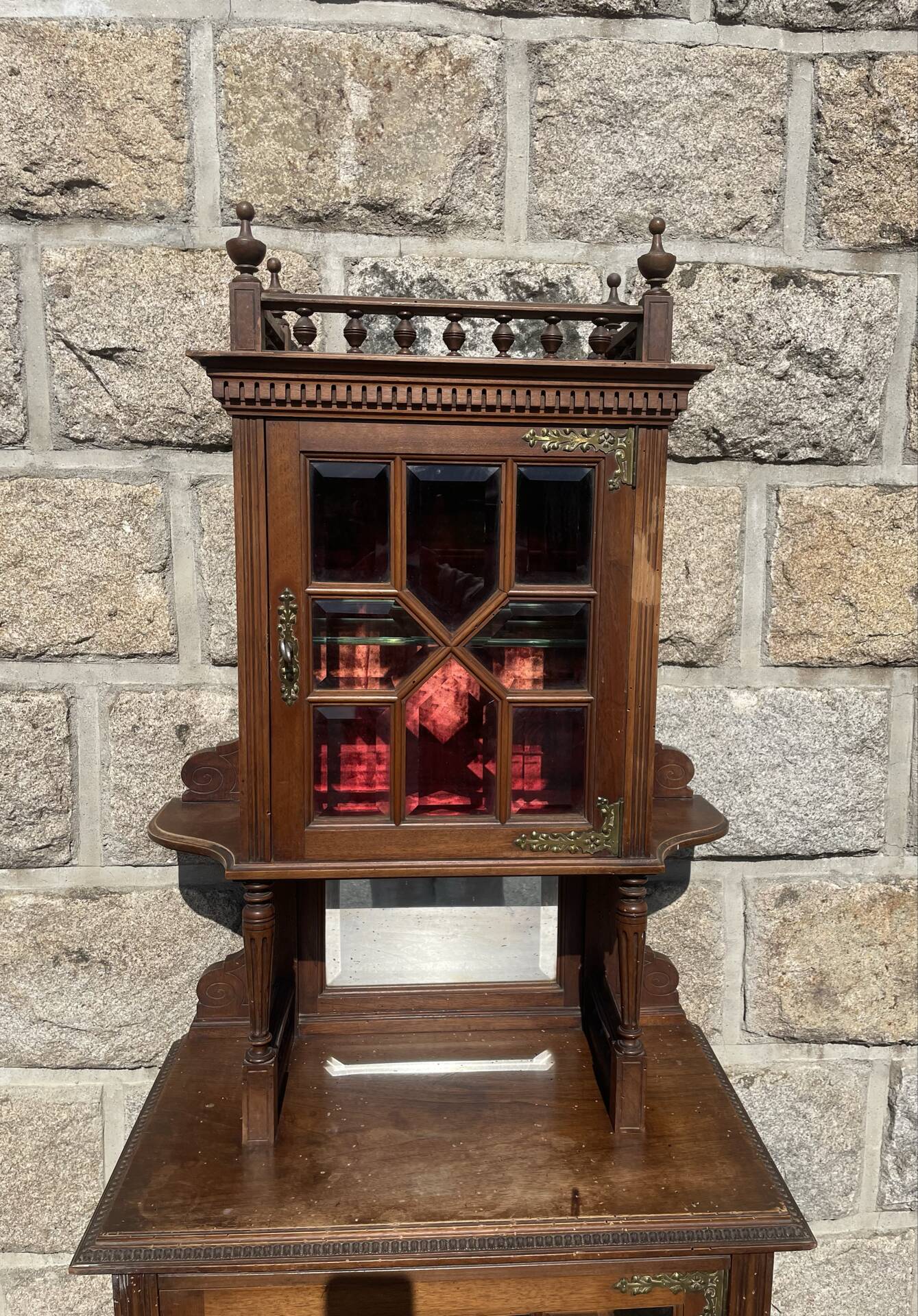 Vitrine en noyer mouluré et sculpté à deux-corps.