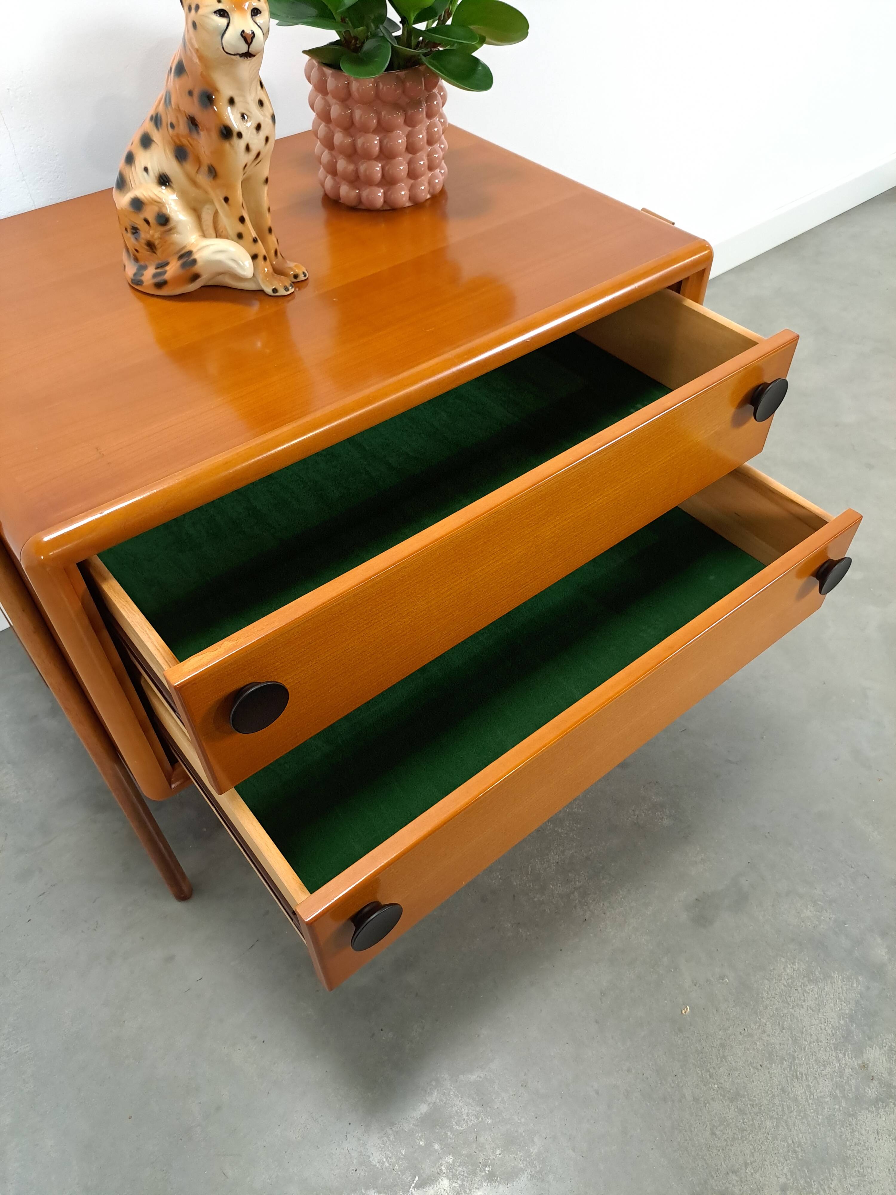 Teak ladekast met zwarte metalen grepen, tv meubel