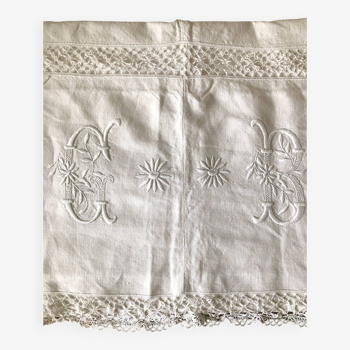 Drap ancien brodé, monogrammes et dentelle