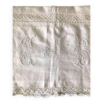 Drap ancien brodé, monogrammes et dentelle