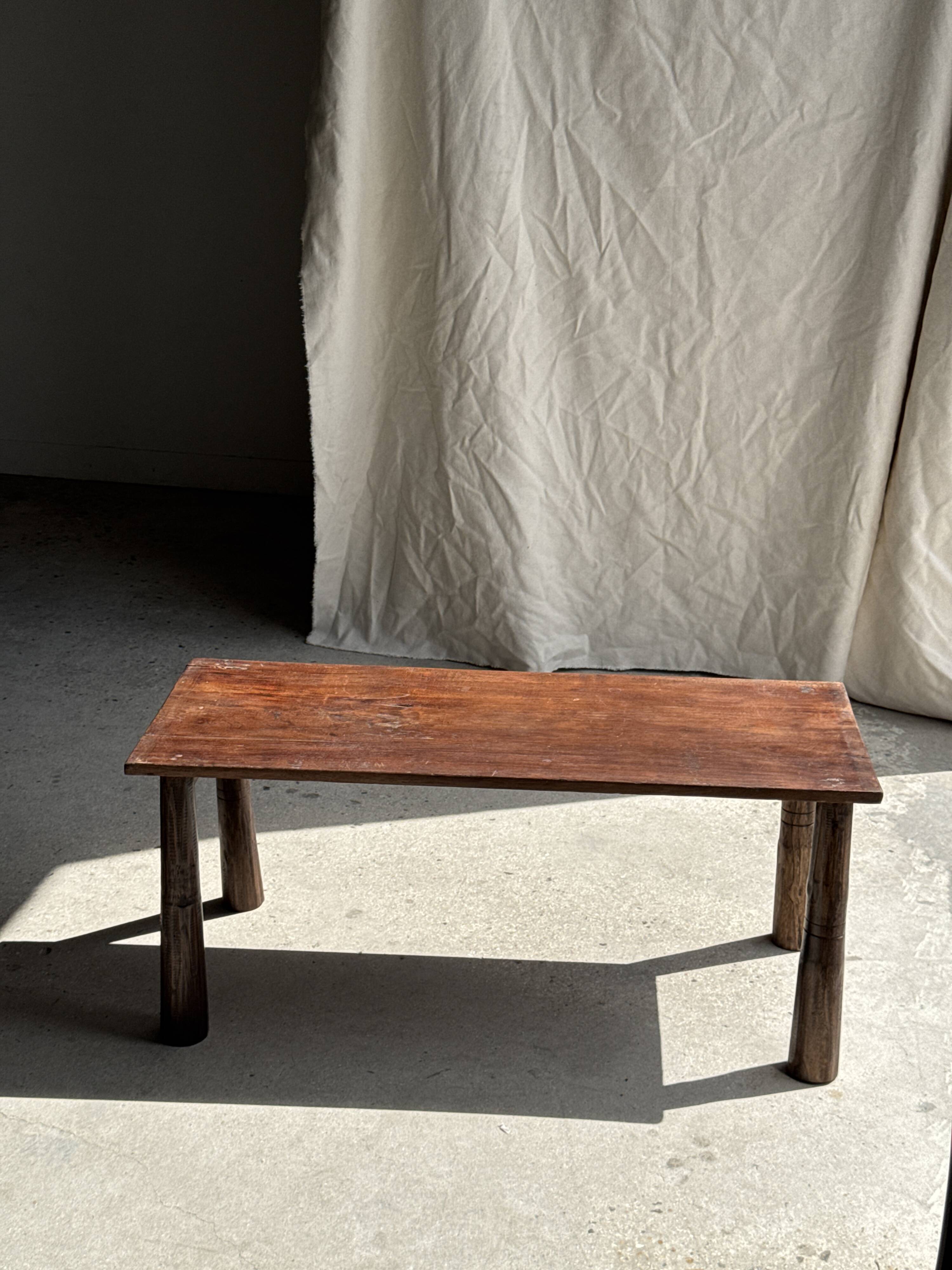 Table basse en teck brun de seconde main indonésienne pieds coniques H37 L8