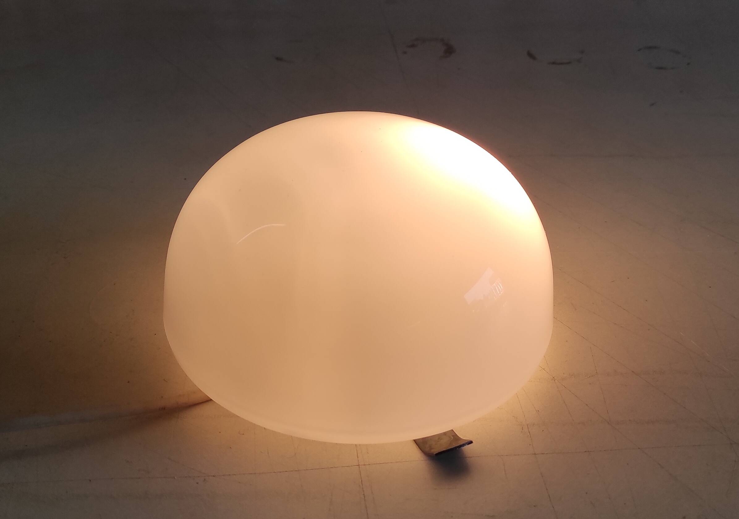 Plafonnier ou applique globe opaline diam. 15 cm - mid. XXème