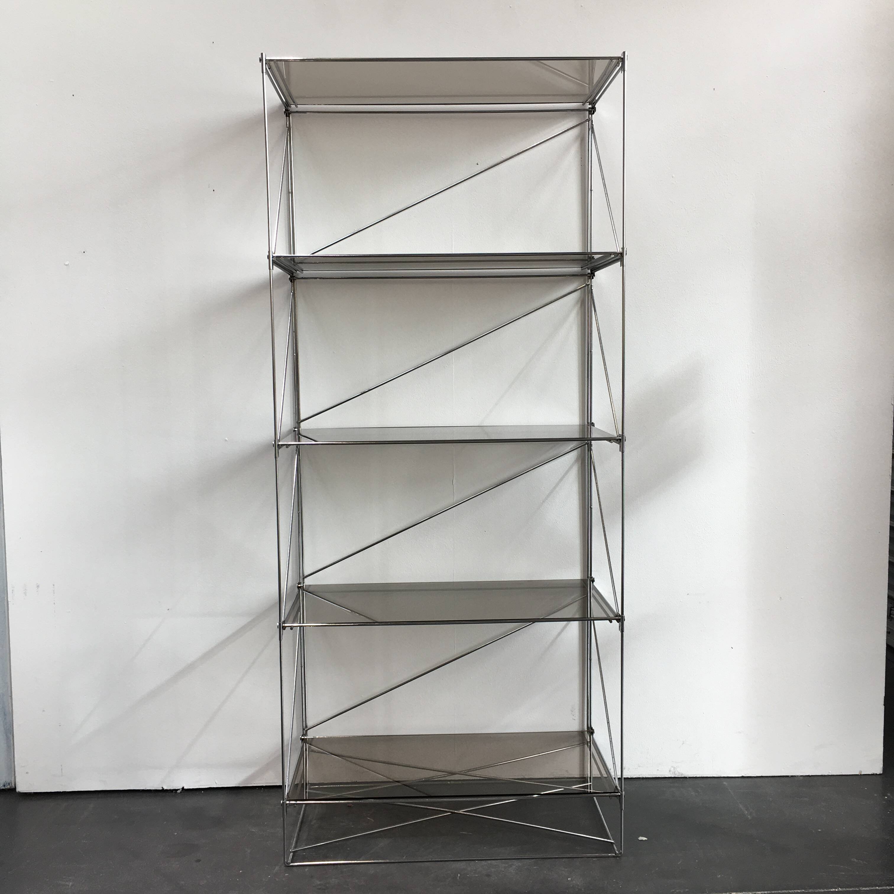 Étagère métal et verre fumé modèle Isocèle par Max Sauze