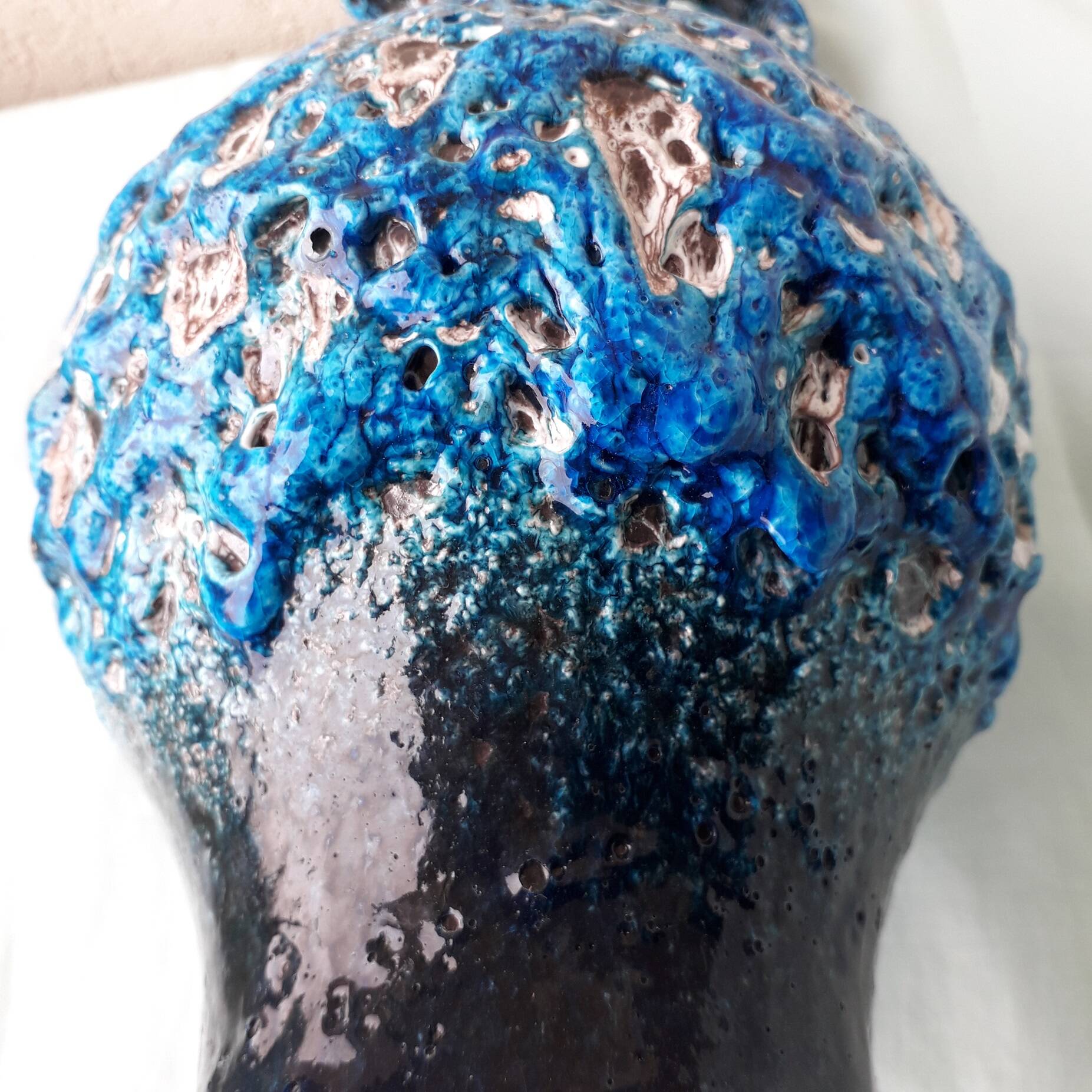 Pichet bleu en céramique fat lava