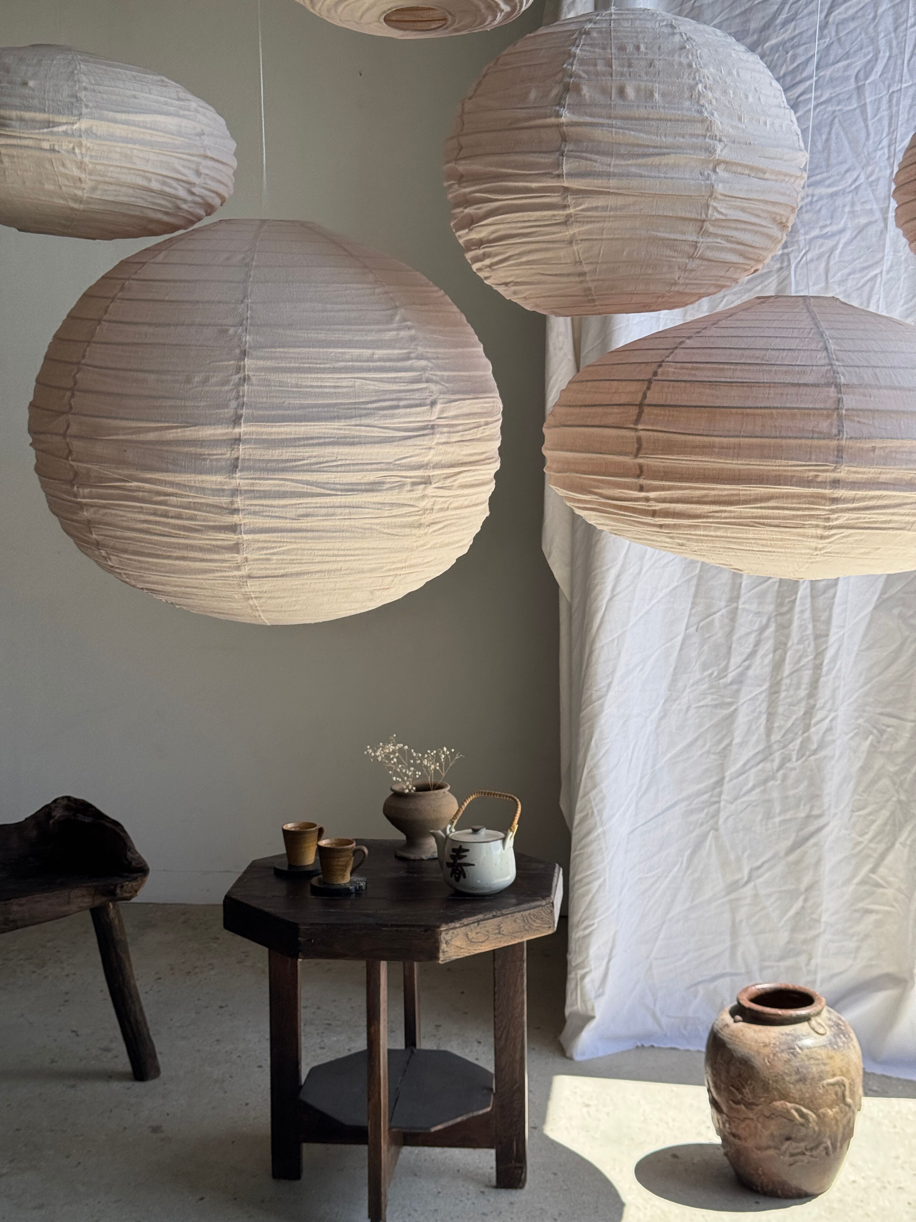 Average suspension in rattan and natural linen, round Japanese style, pink D40.